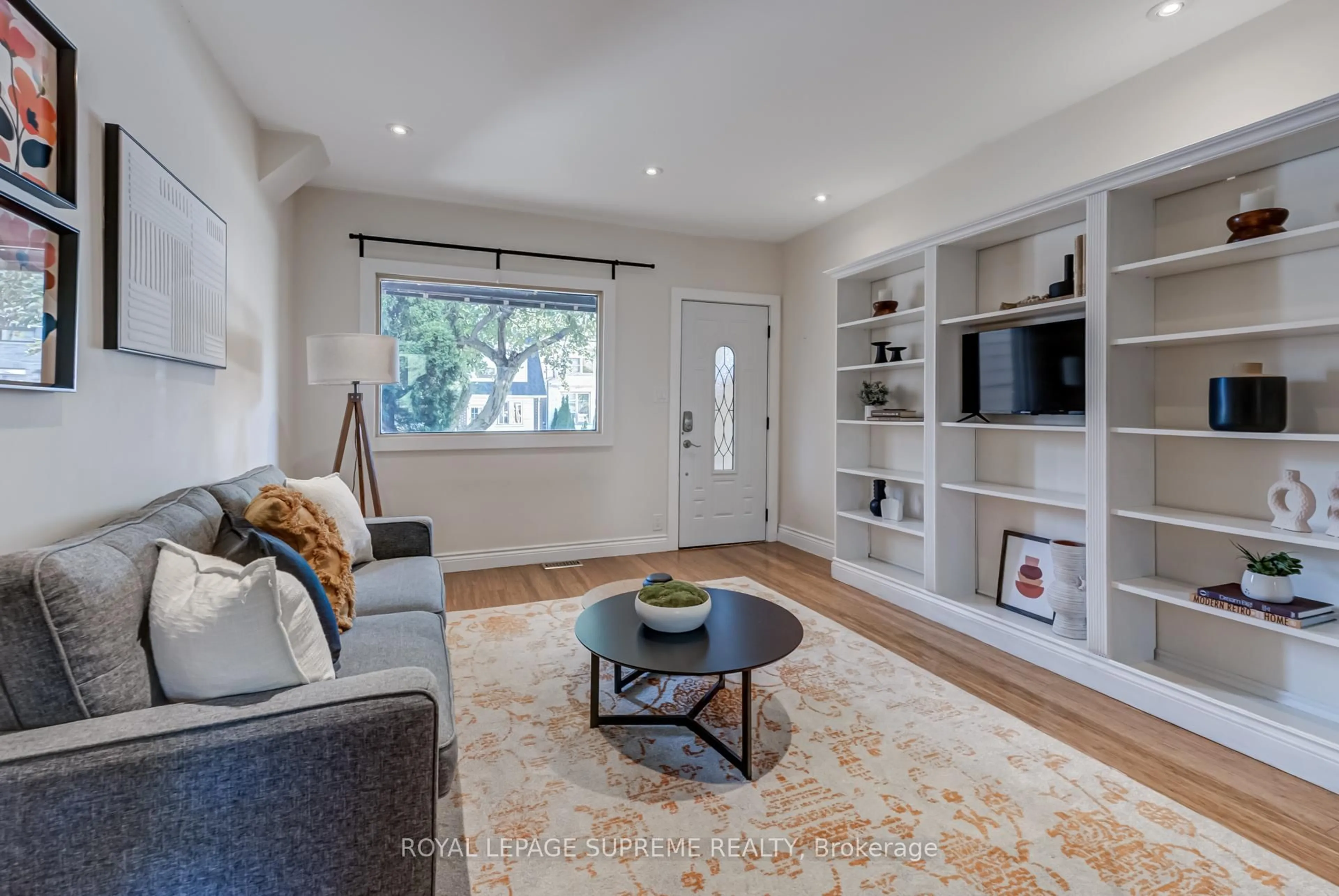 Living room with furniture, unknown for 481 Main St, Toronto Ontario M4C 4Y3