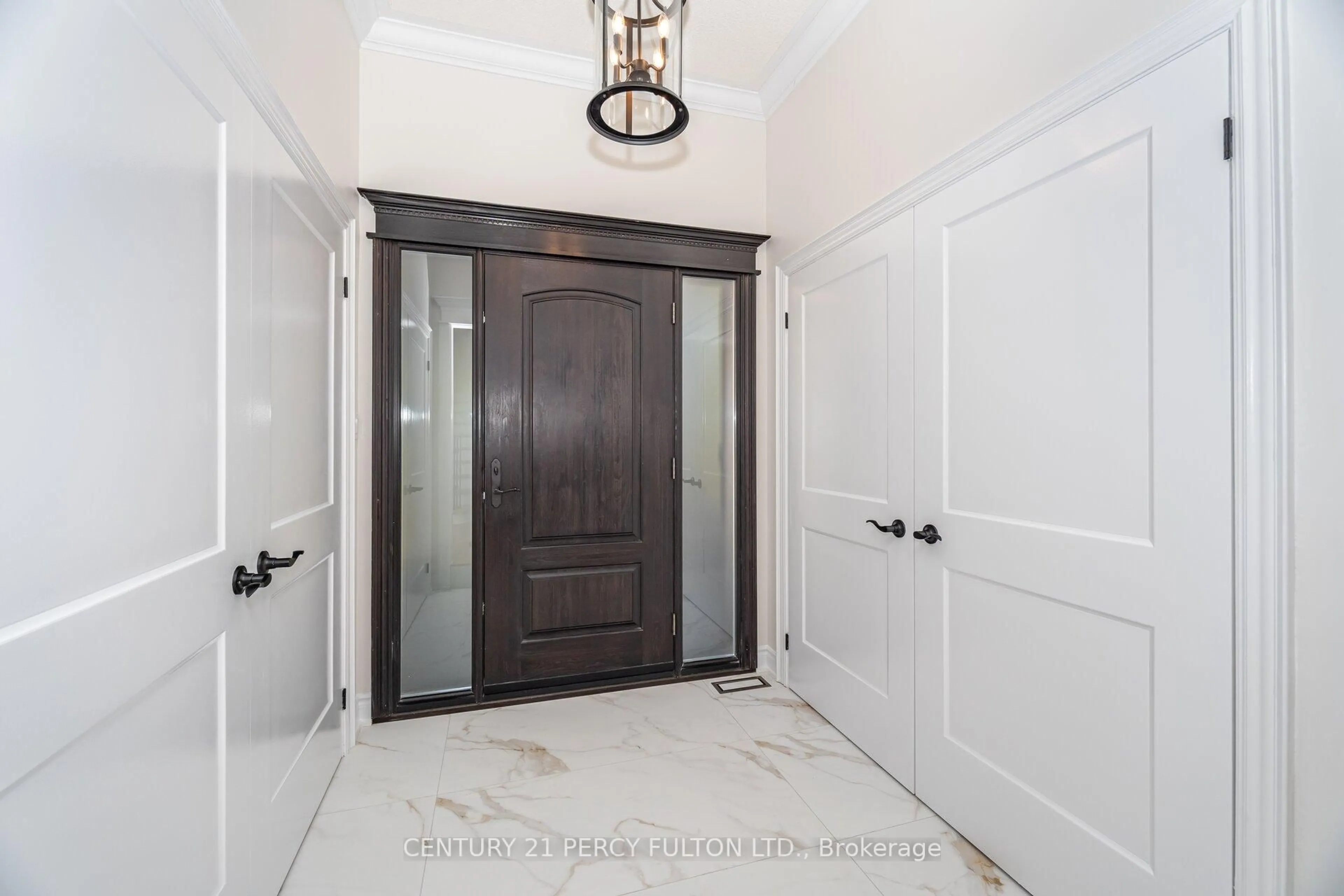 Indoor entryway for 939 Duncannon Dr, Pickering Ontario L1X 2P3