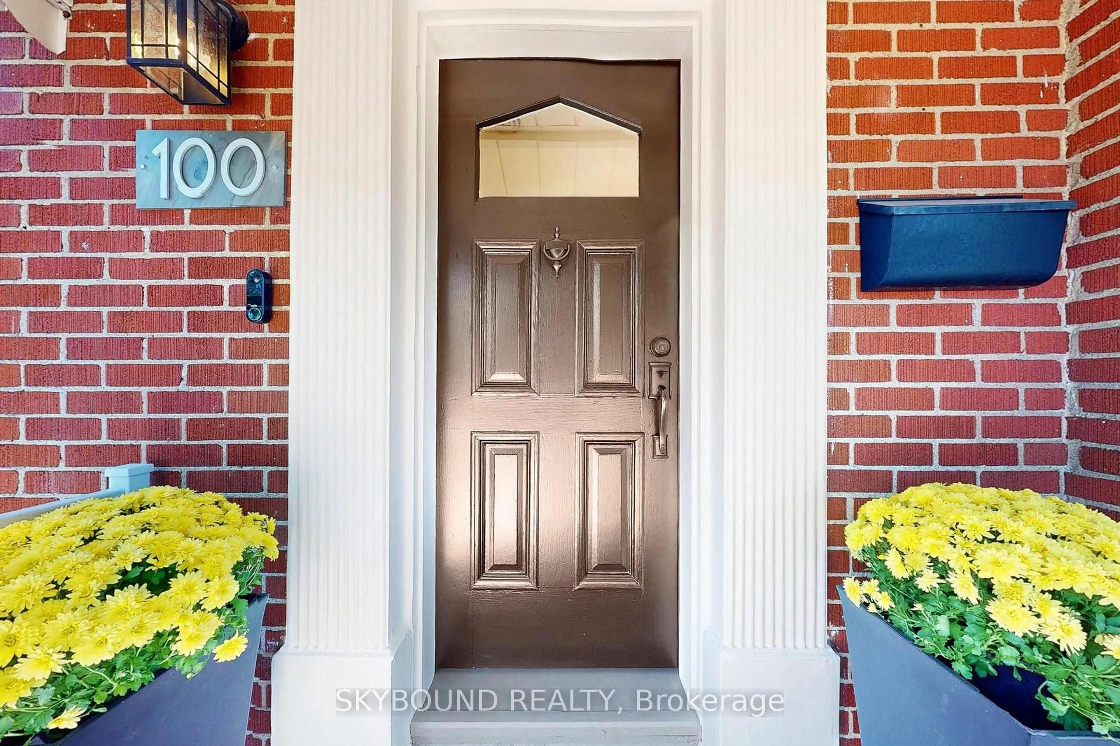 Indoor entryway for 100 Lankin Blvd, Toronto Ontario M4J 4X3