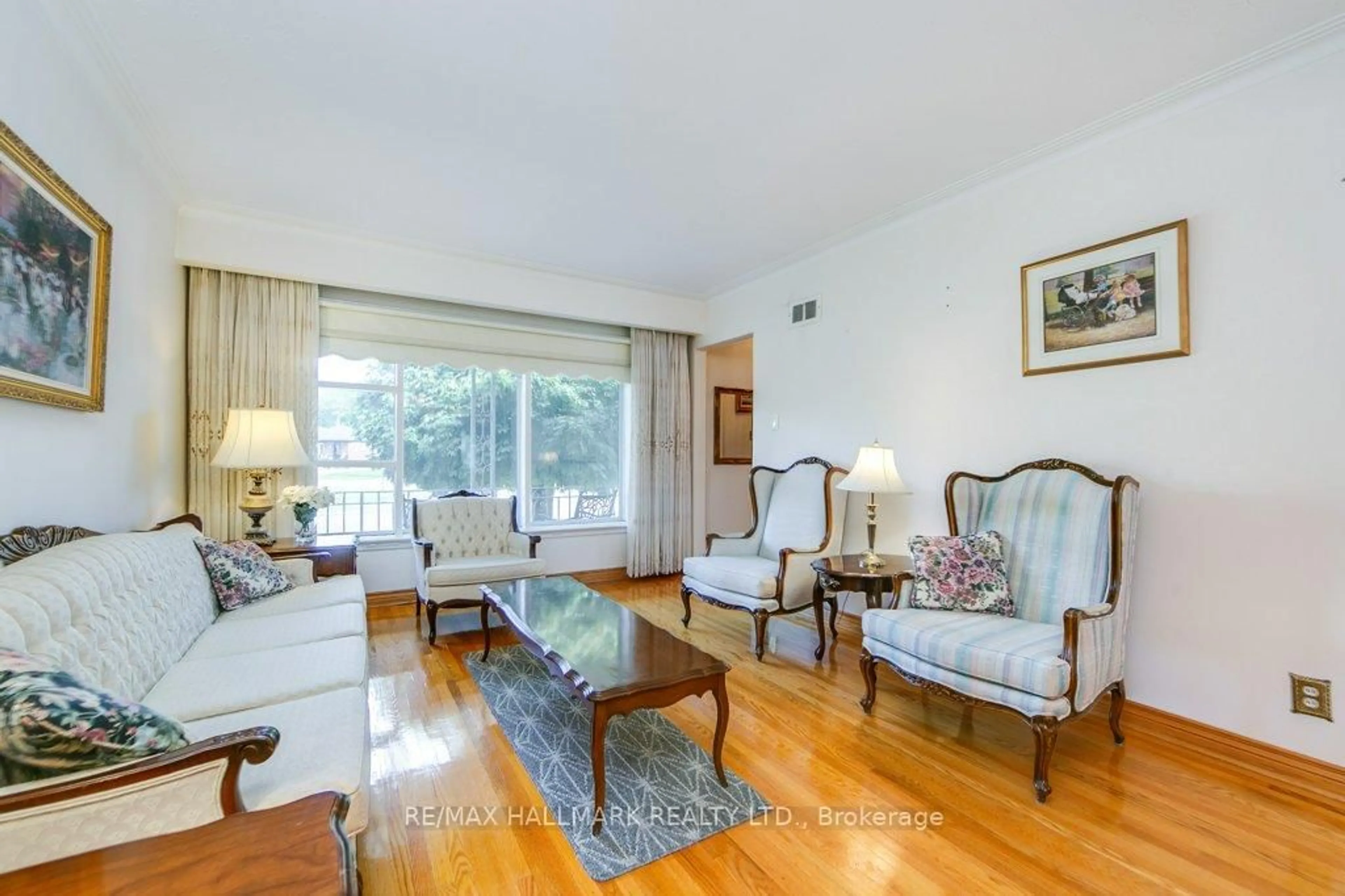 Living room with furniture, wood/laminate floor for 113 Shropshire Dr, Toronto Ontario M1P 1Z3