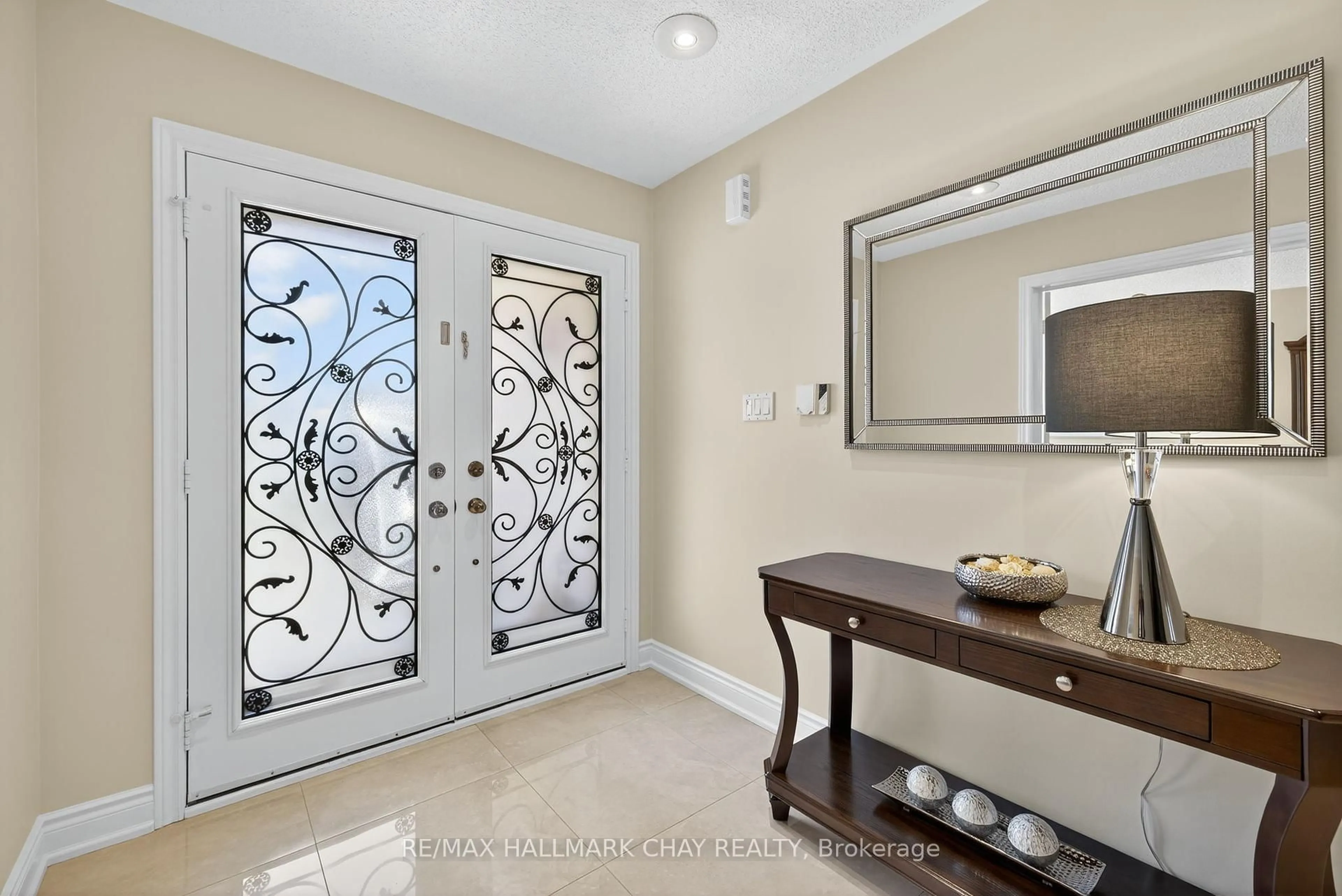 Indoor entryway for 114 Sweetbriar Crt, Pickering Ontario L1V 6R2