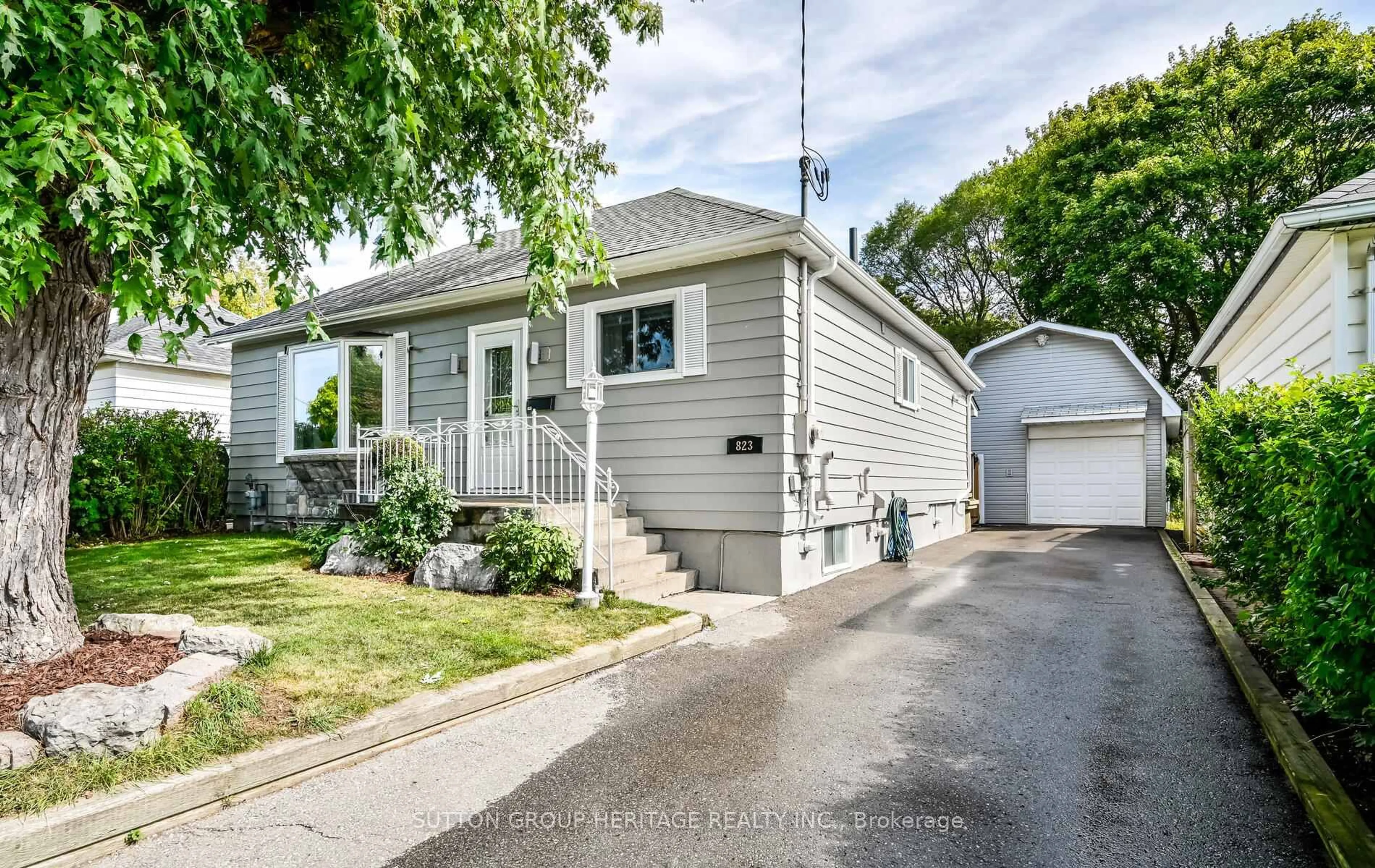 Home with vinyl exterior material, street for 823 Rowena St, Oshawa Ontario L1H 4Z6