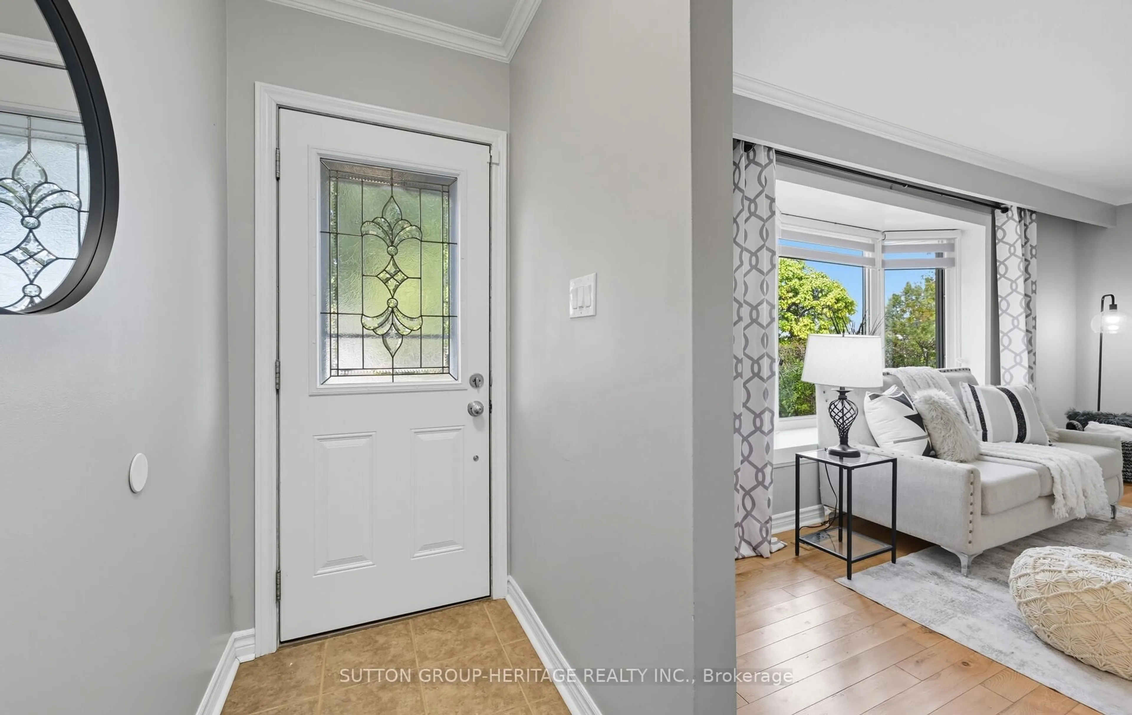 Indoor entryway for 823 Rowena St, Oshawa Ontario L1H 4Z6