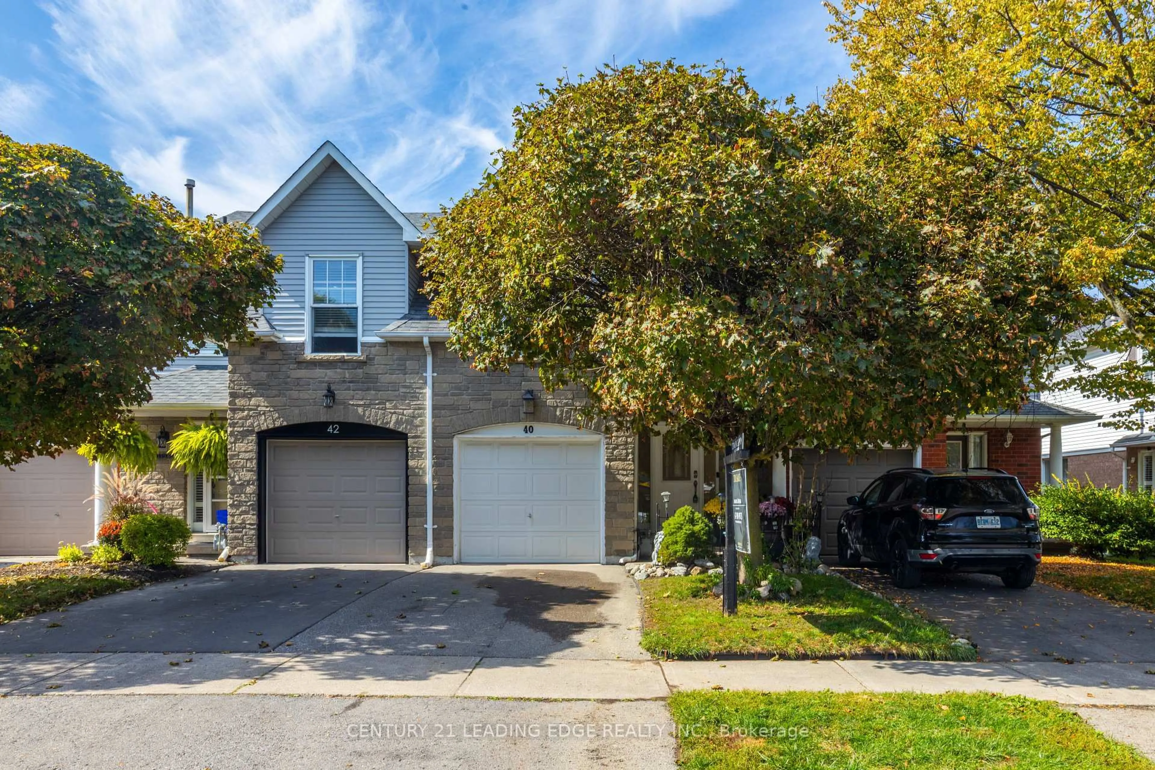 A pic from outside/outdoor area/front of a property/back of a property/a pic from drone, street for 40 Weaver St, Clarington Ontario L1E 2Y3