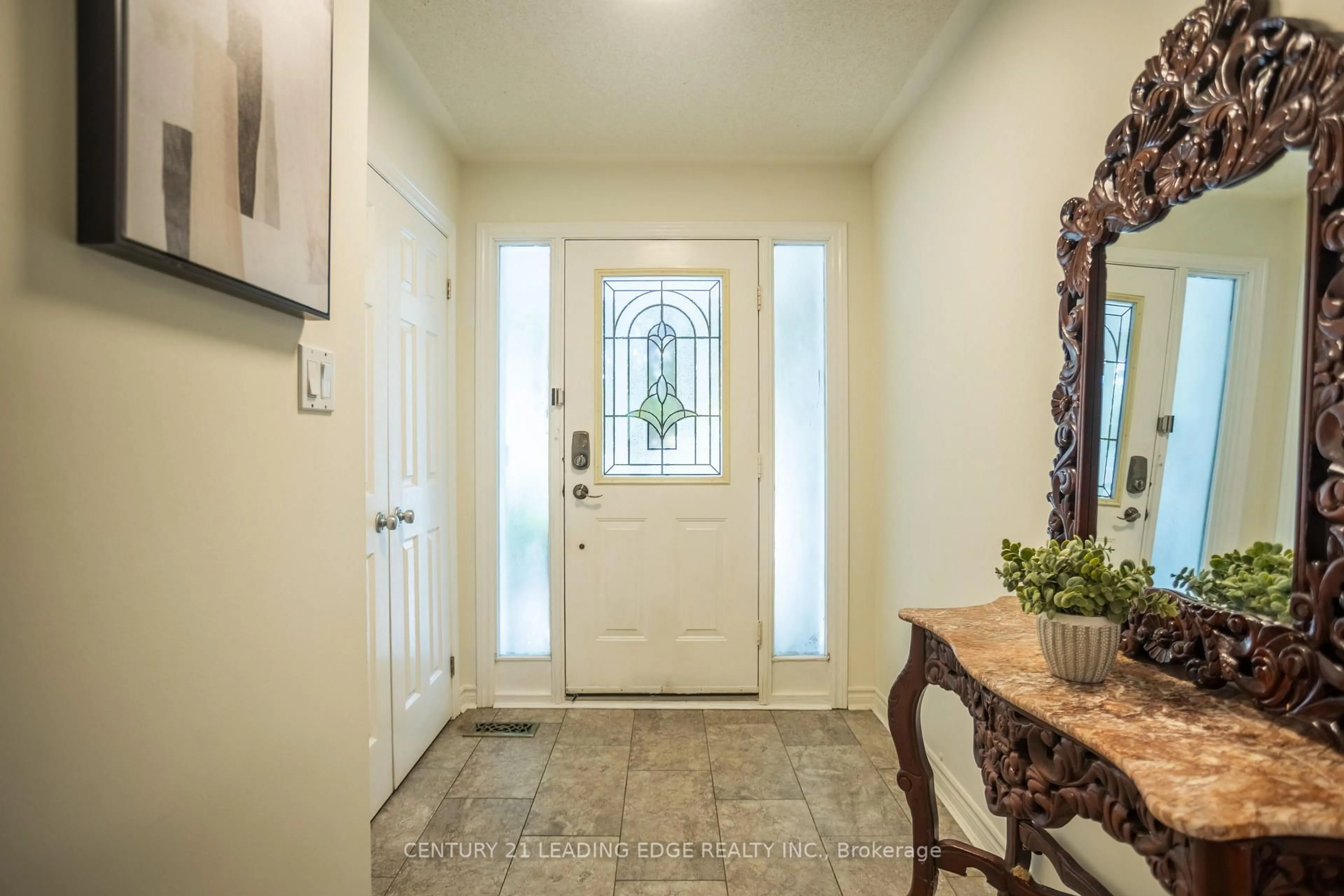 Indoor entryway for 40 Weaver St, Clarington Ontario L1E 2Y3