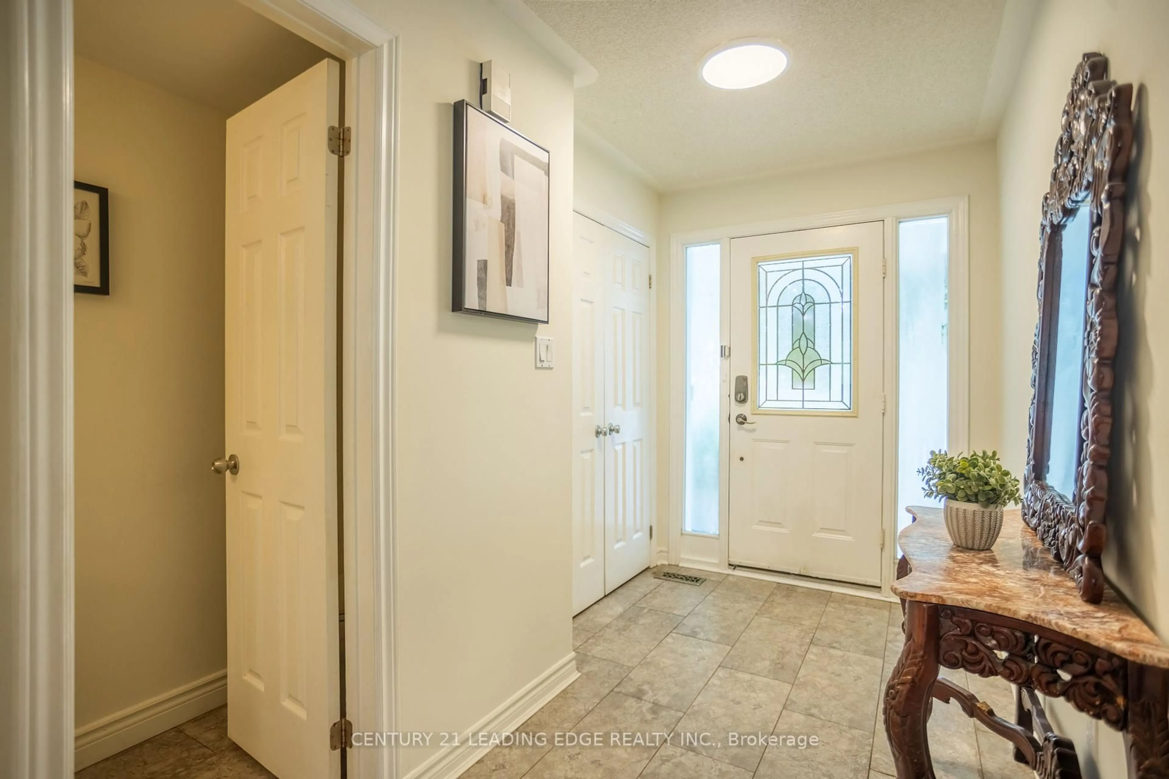Indoor entryway for 40 Weaver St, Clarington Ontario L1E 2Y3