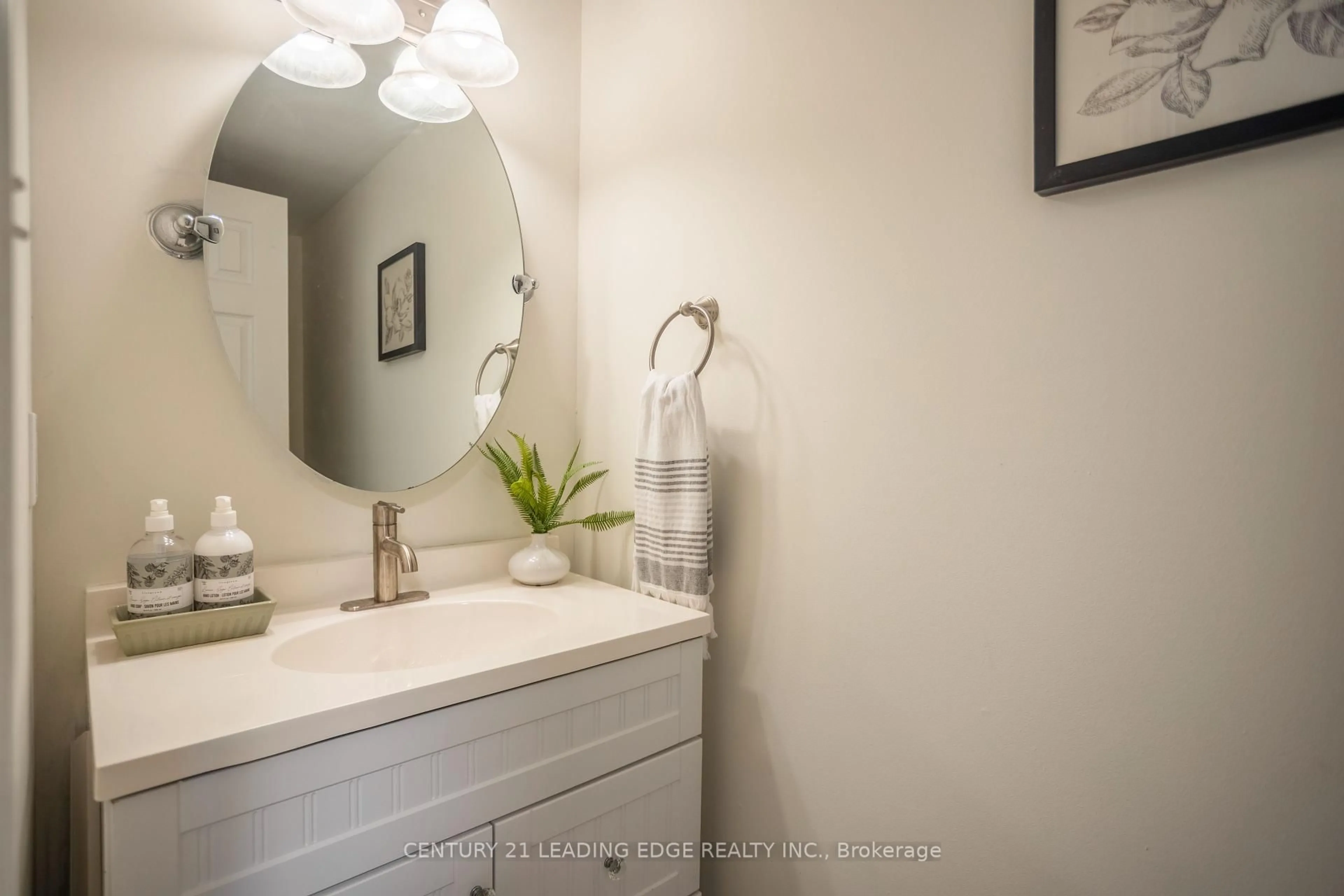 Standard bathroom, ceramic/tile floor for 40 Weaver St, Clarington Ontario L1E 2Y3