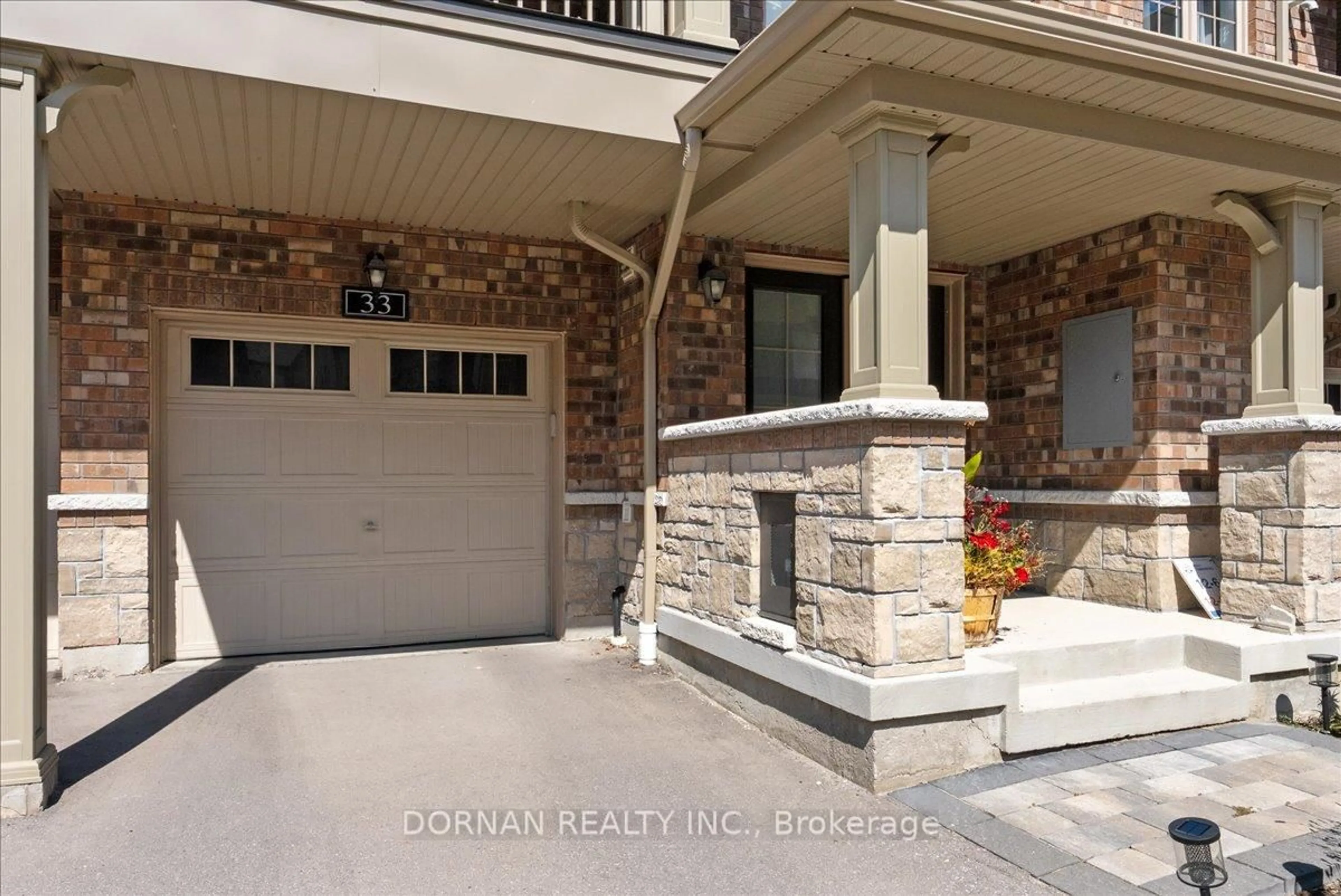 Indoor entryway for 33 Mappin Way, Whitby Ontario L1R 0R4
