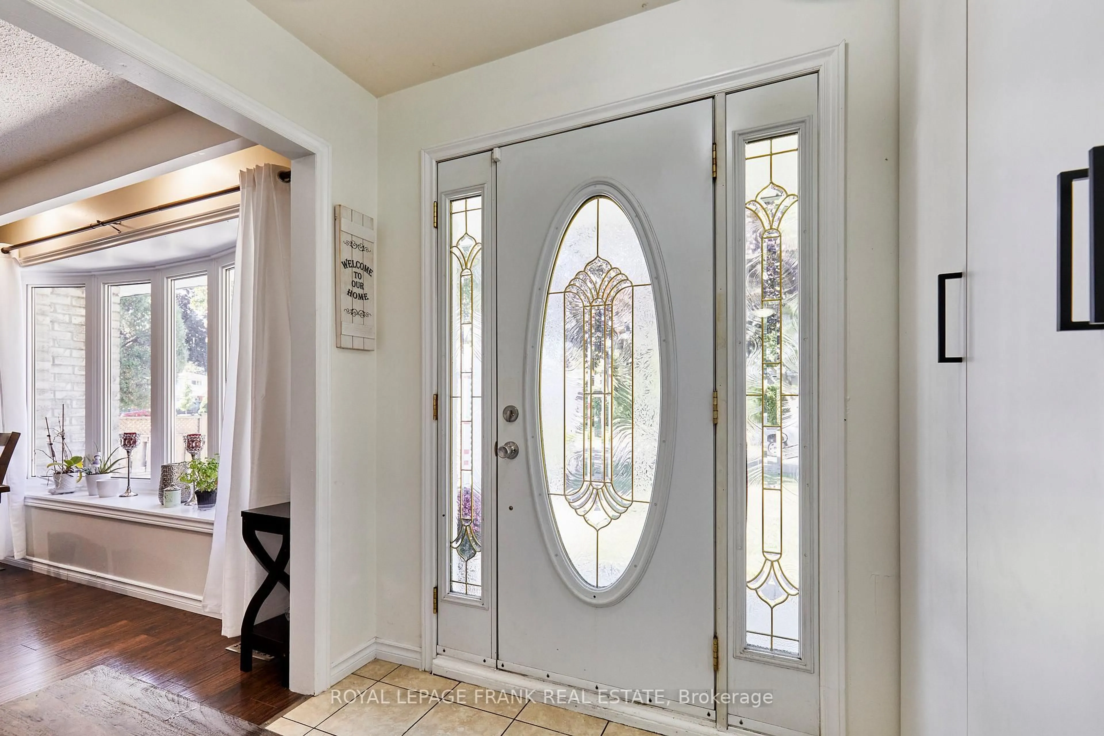 Indoor entryway for 733 Clifton Dr, Oshawa Ontario L1G 2Y9