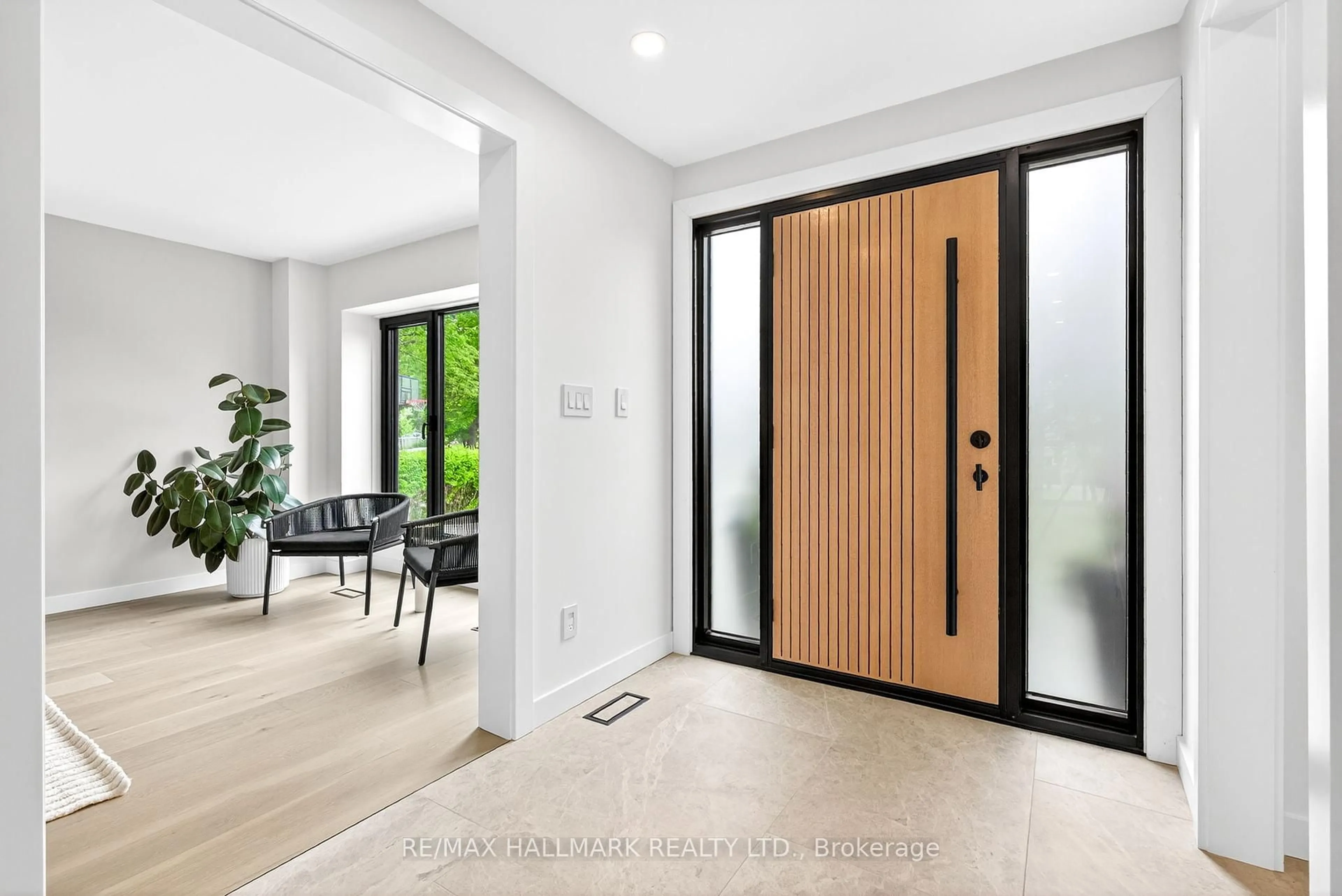 Indoor entryway for 225 Catalina Dr, Toronto Ontario M1E 1B8
