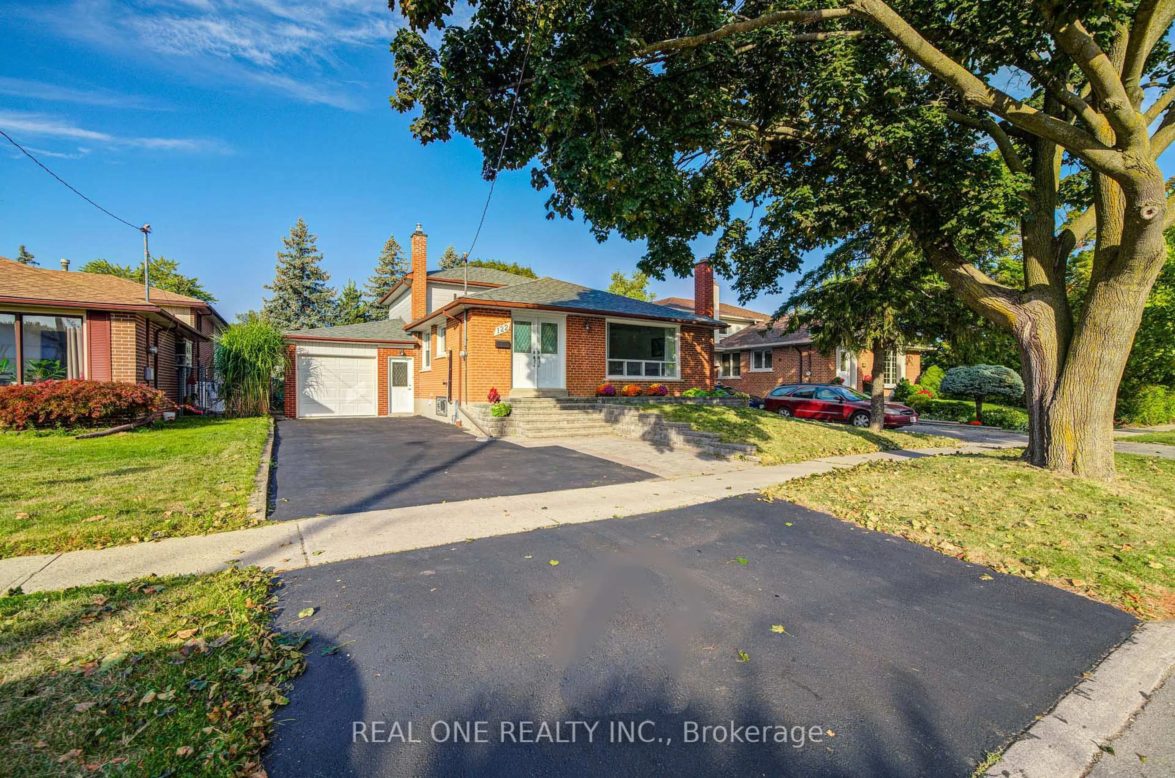 A pic from outside/outdoor area/front of a property/back of a property/a pic from drone, street for 122 Marilake Dr, Toronto Ontario M1S 1V9