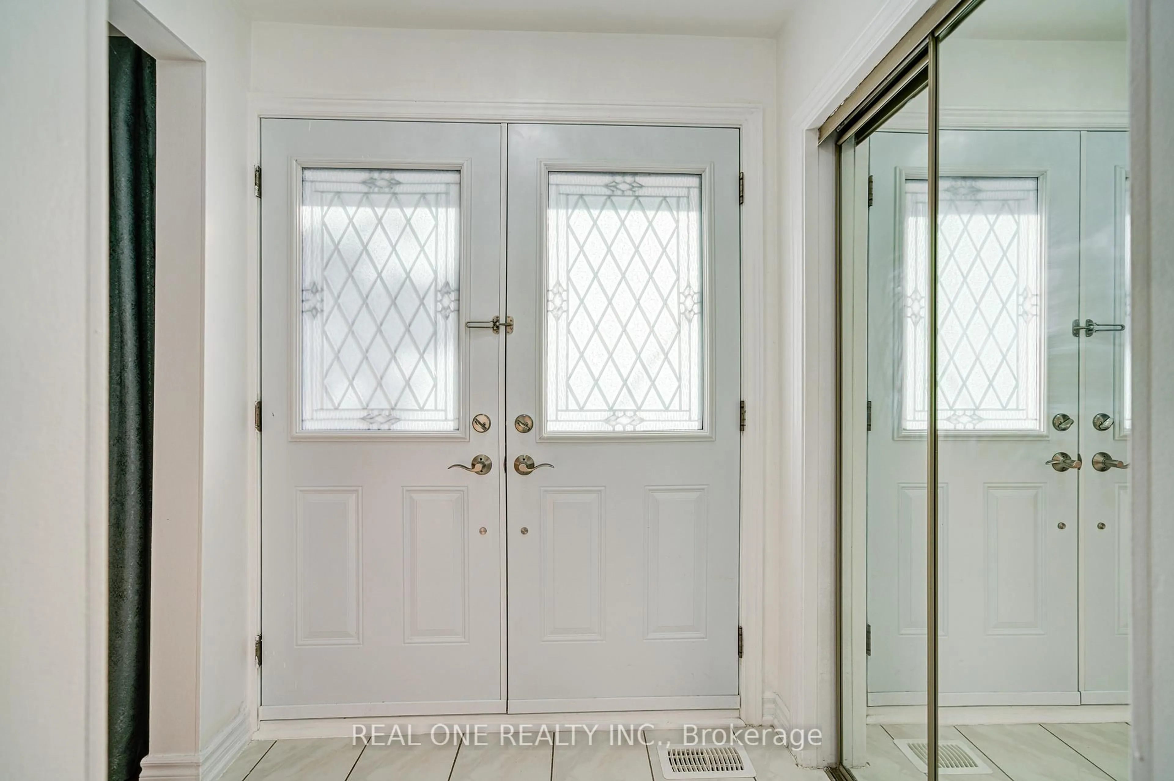 Indoor entryway for 122 Marilake Dr, Toronto Ontario M1S 1V9