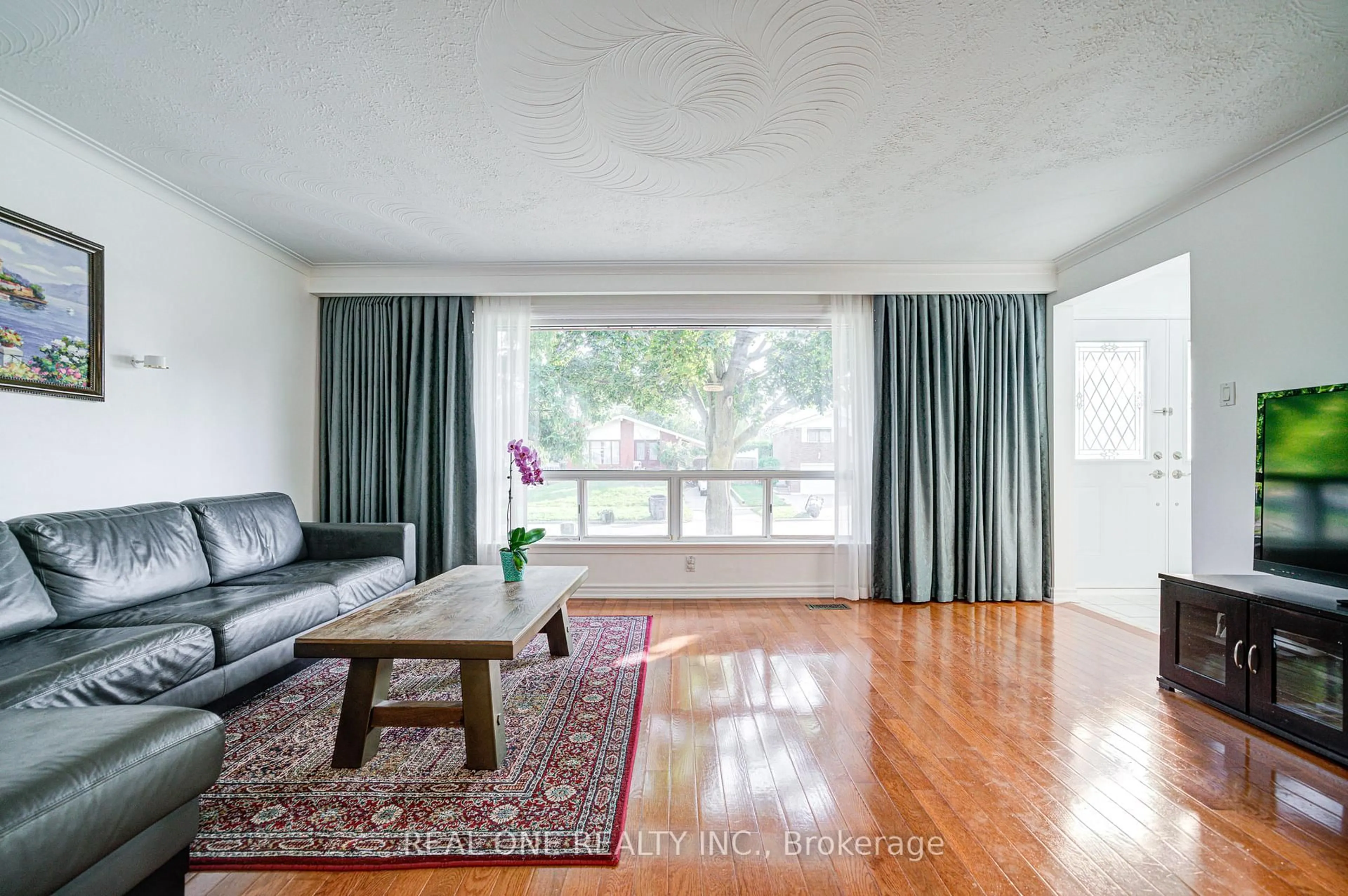 Living room with furniture, wood/laminate floor for 122 Marilake Dr, Toronto Ontario M1S 1V9