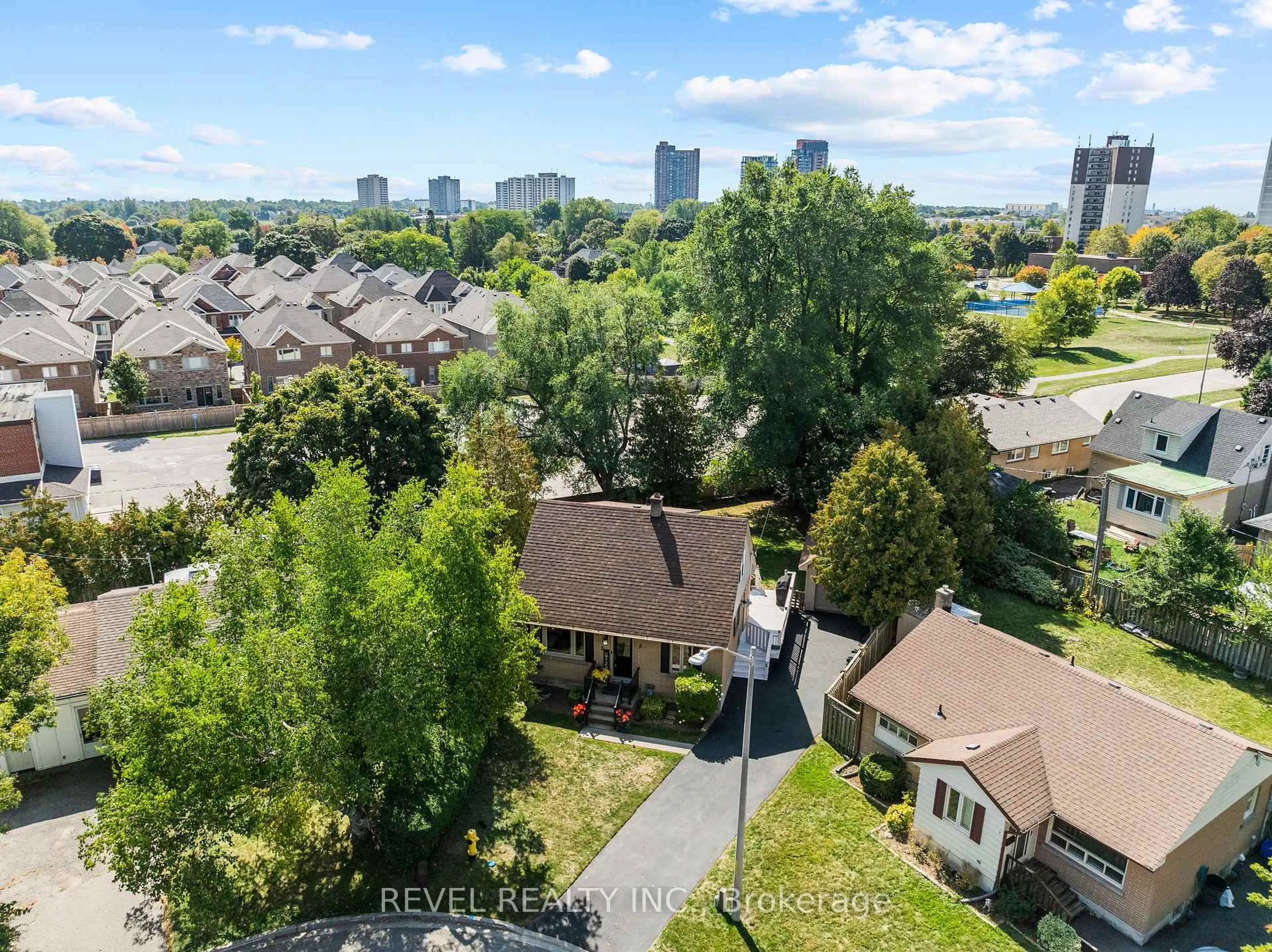 A pic from outside/outdoor area/front of a property/back of a property/a pic from drone, city buildings view from balcony for 3 Glenwood Terr, Ajax Ontario L1S 2L6