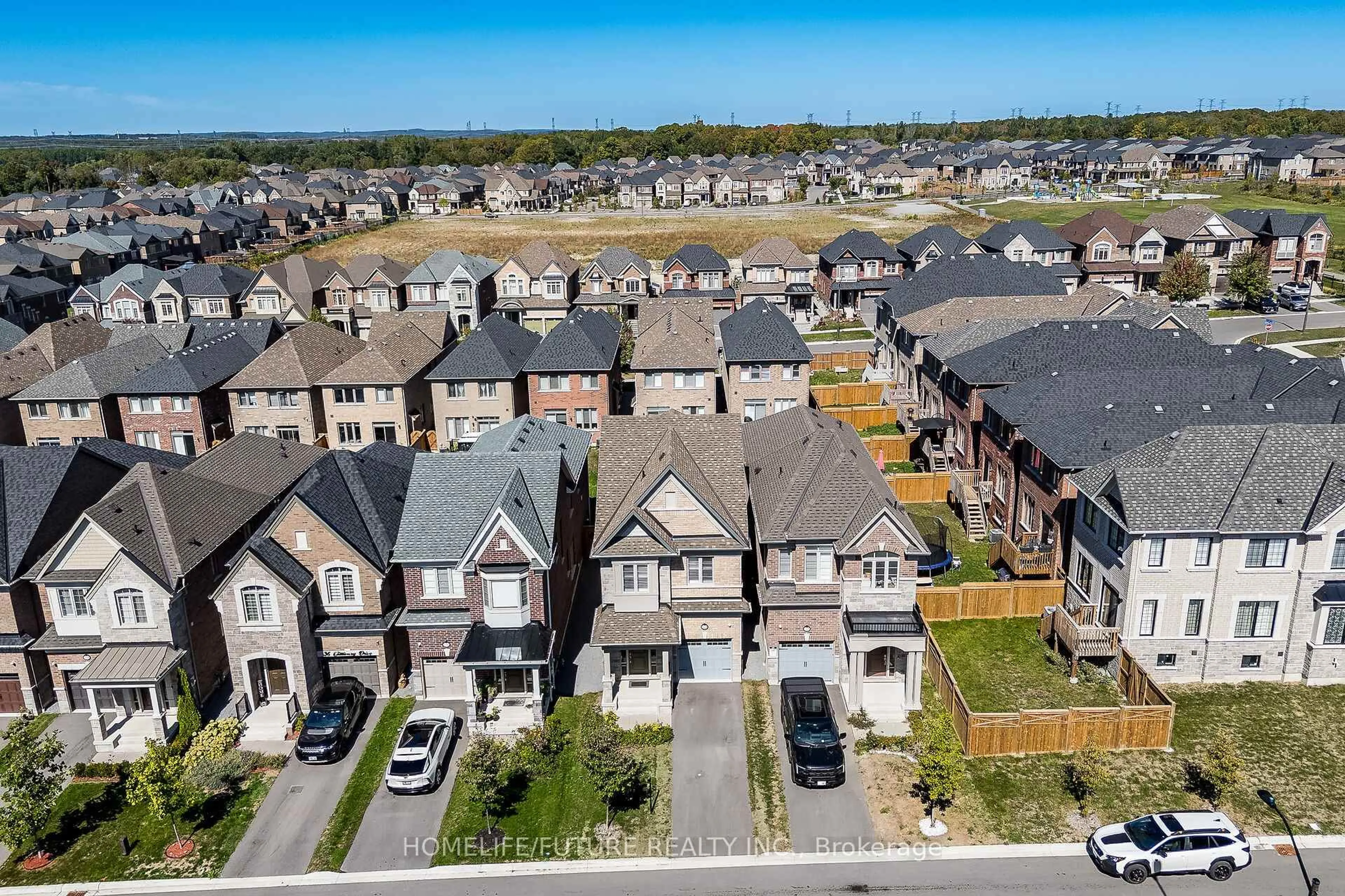 A pic from outside/outdoor area/front of a property/back of a property/a pic from drone, street for 32 Gillivary Dr, Whitby Ontario L1P 0C9
