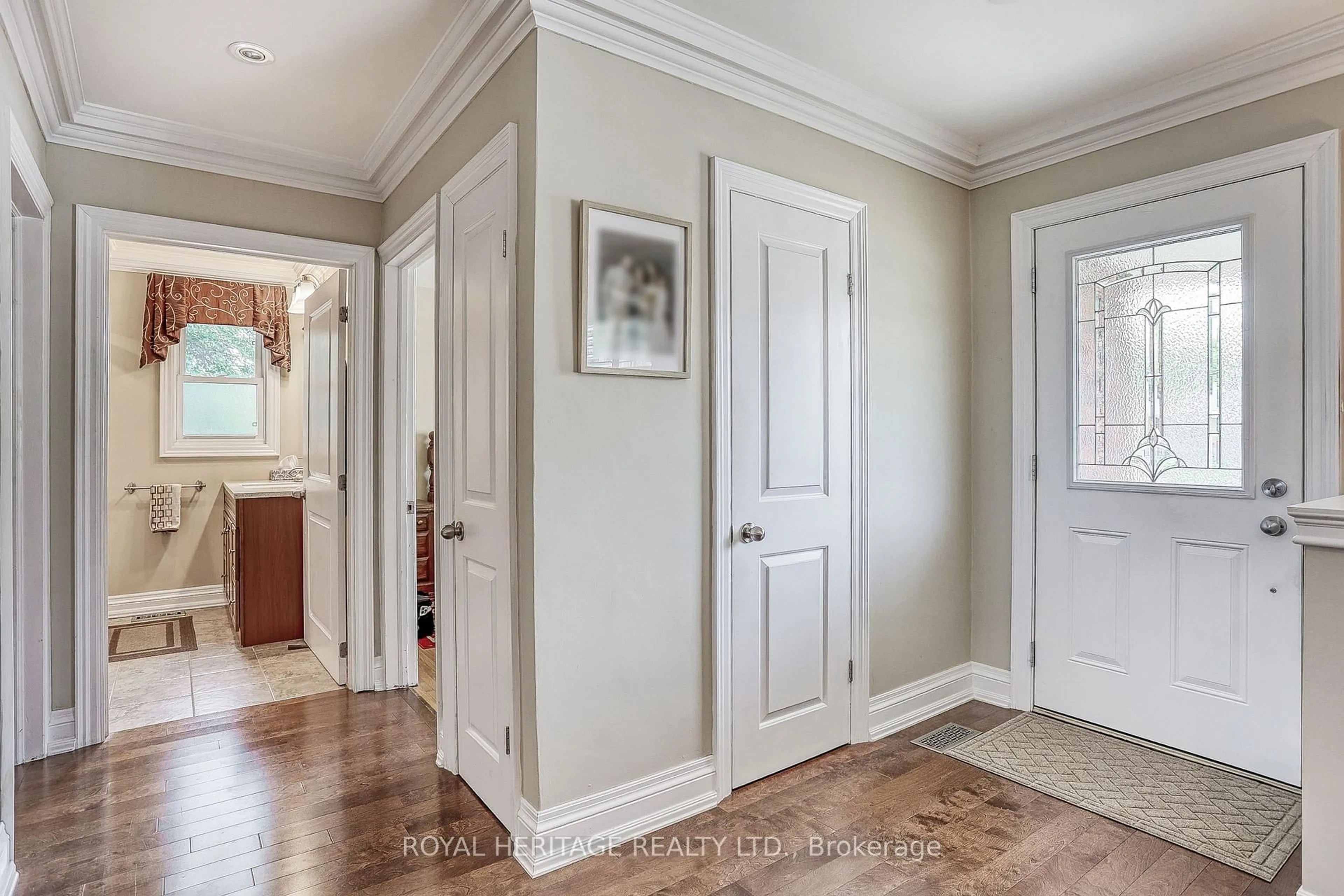 Indoor entryway for 339 Nipigon St, Oshawa Ontario L1J 4P1