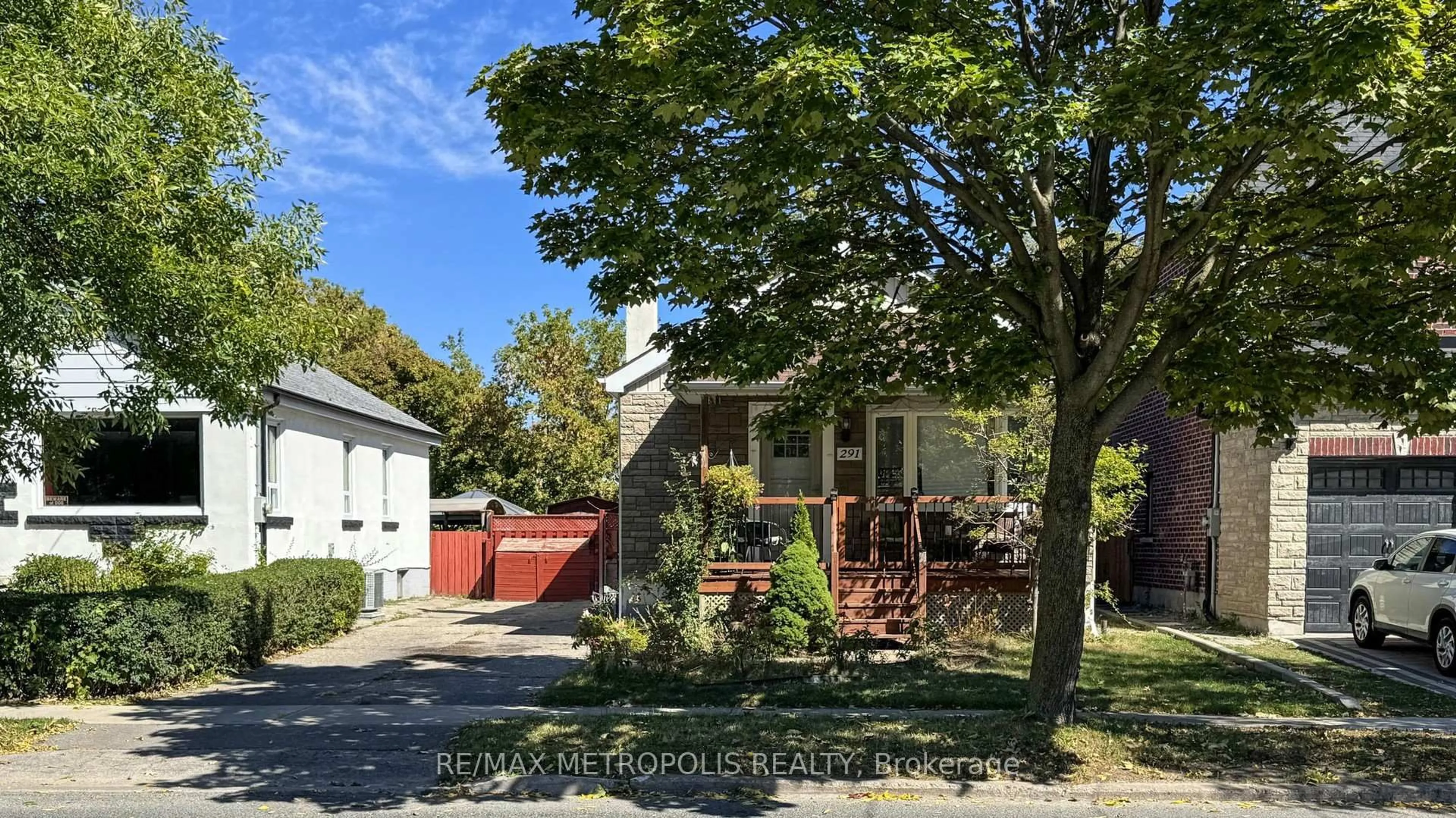 A pic from outside/outdoor area/front of a property/back of a property/a pic from drone, street for 291 Kennedy Rd, Toronto Ontario M1N 3P6
