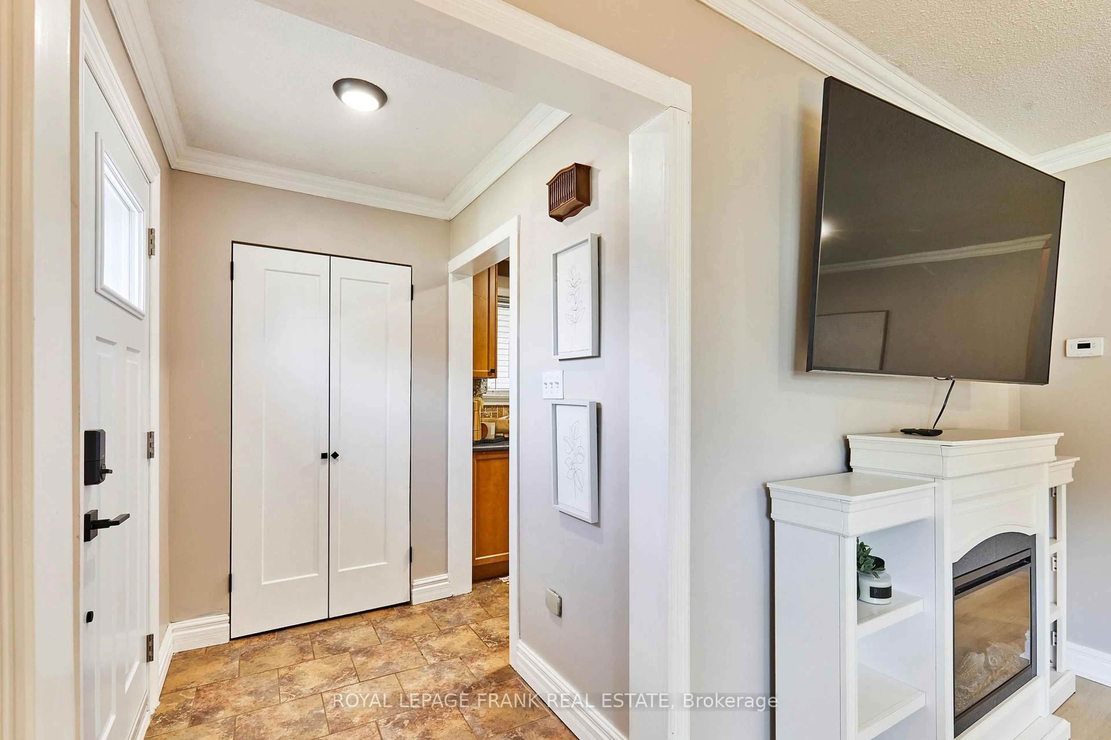 Indoor entryway for 24 Roser Cres, Clarington Ontario L1C 3N6