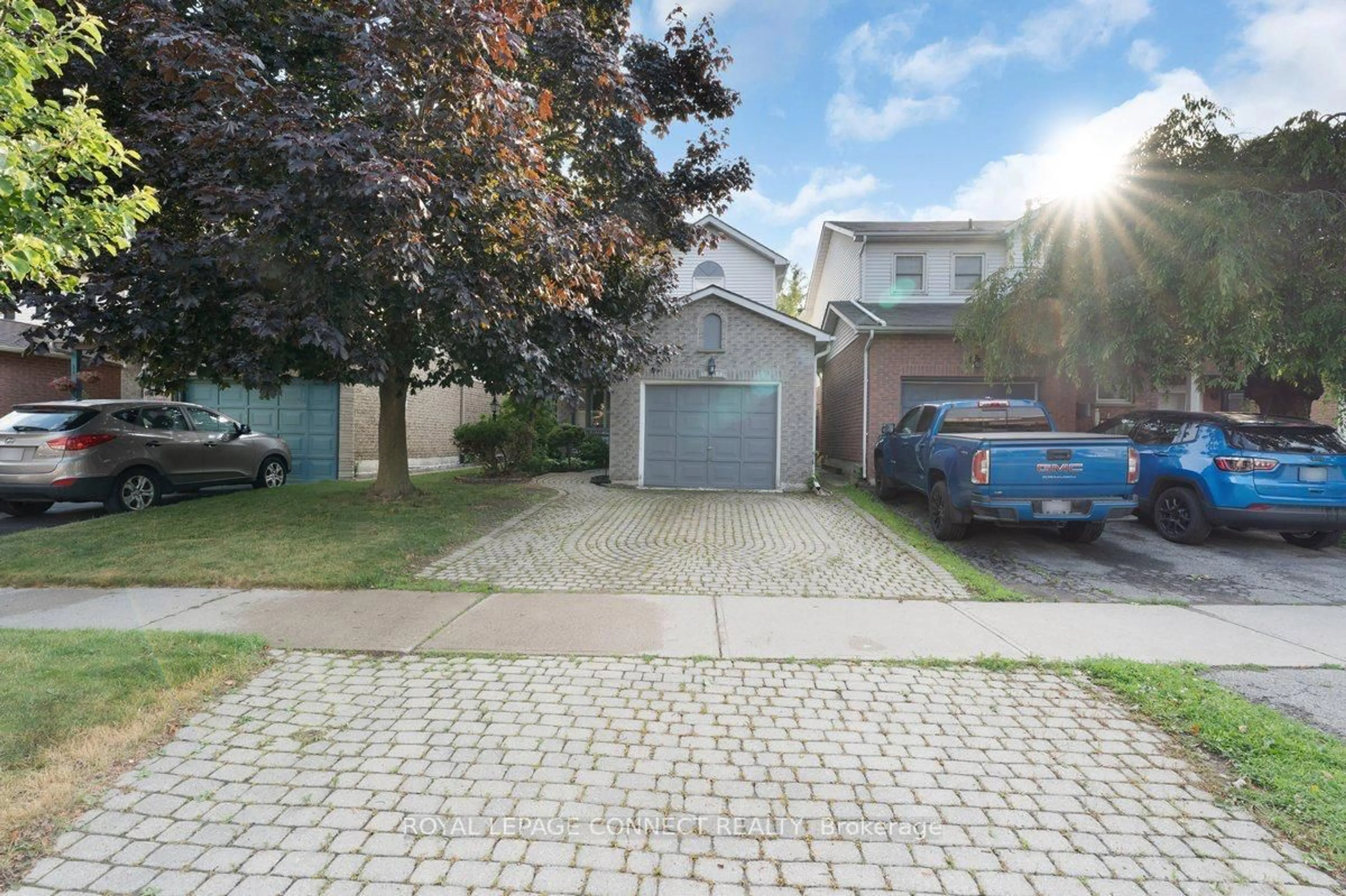 A pic from outside/outdoor area/front of a property/back of a property/a pic from drone, street for 54 Parklawn Dr, Clarington Ontario L1E 1Y9