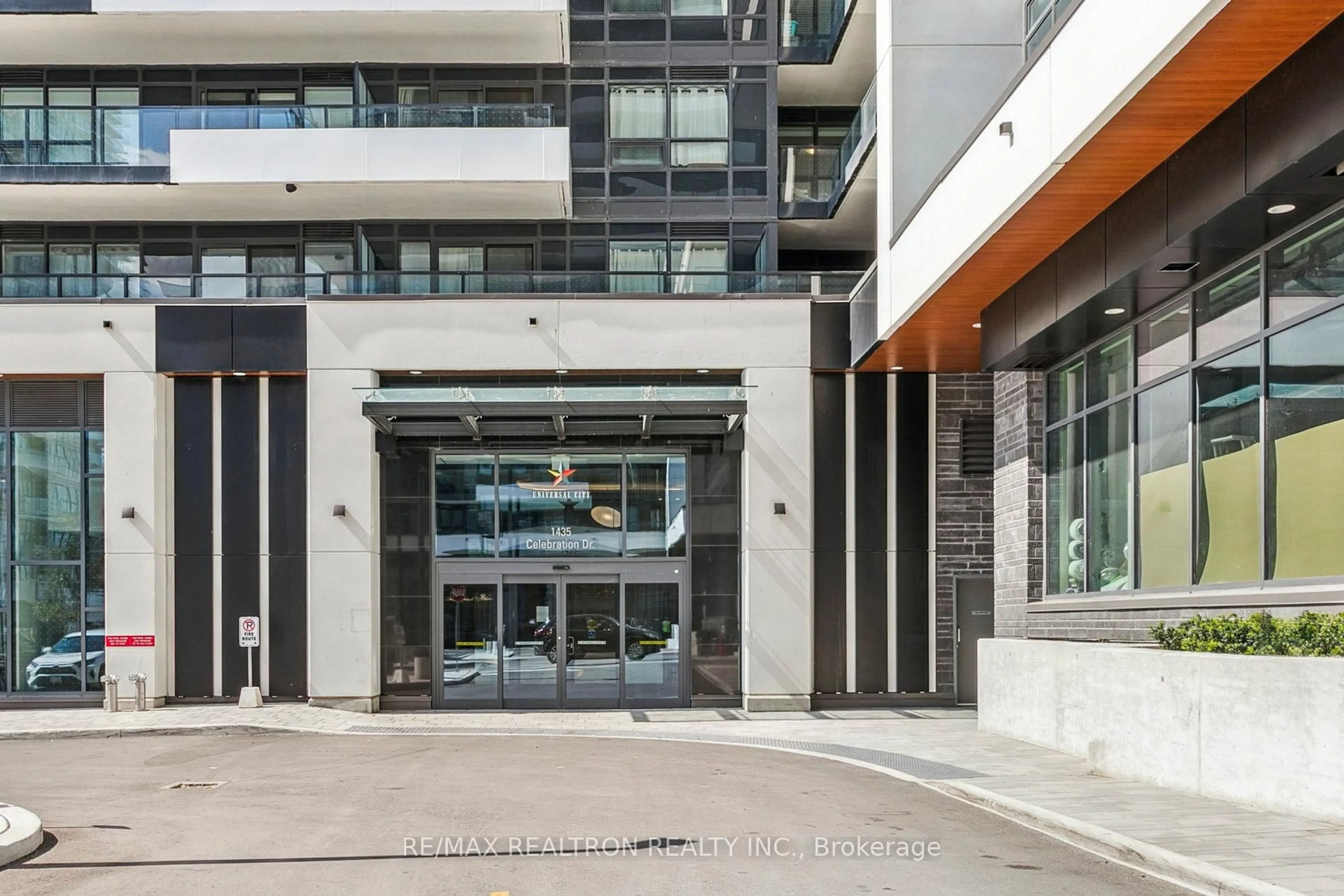 Indoor foyer for 1435 Celebration Dr #1701, Pickering Ontario L1W 0C4