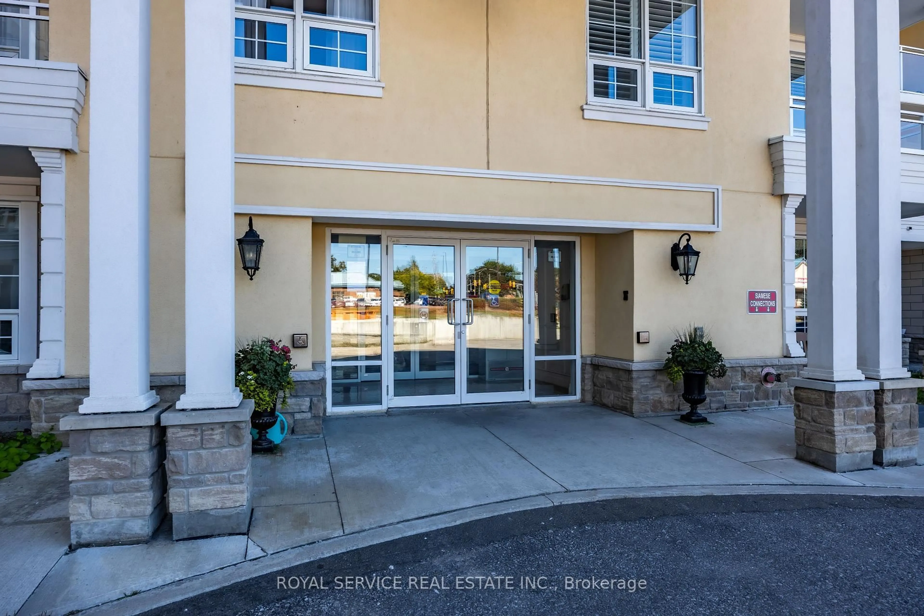 Indoor foyer for 21 Brookhouse Dr #220, Clarington Ontario L1B 1N8