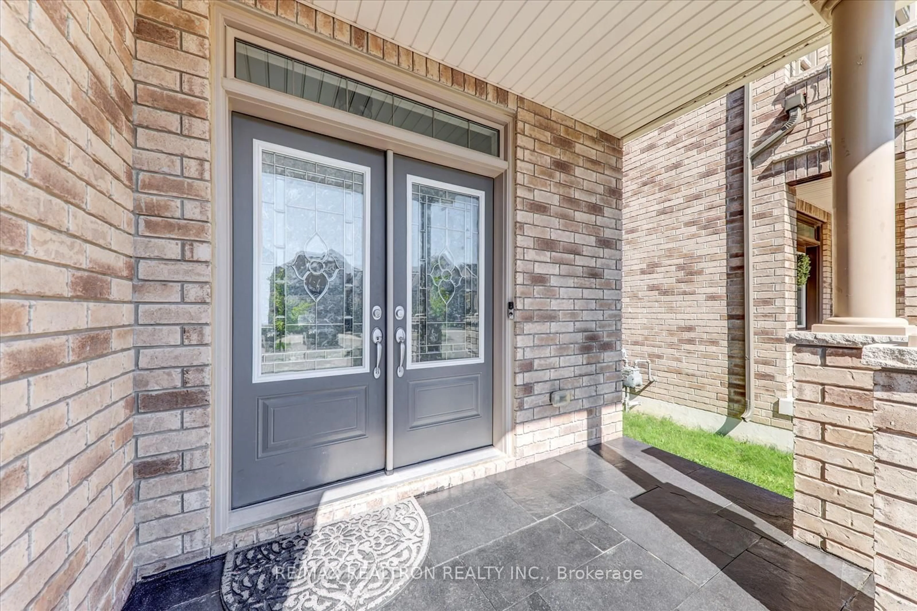 Indoor entryway for 112 Fred Jackman Ave, Clarington Ontario L1C 0T4
