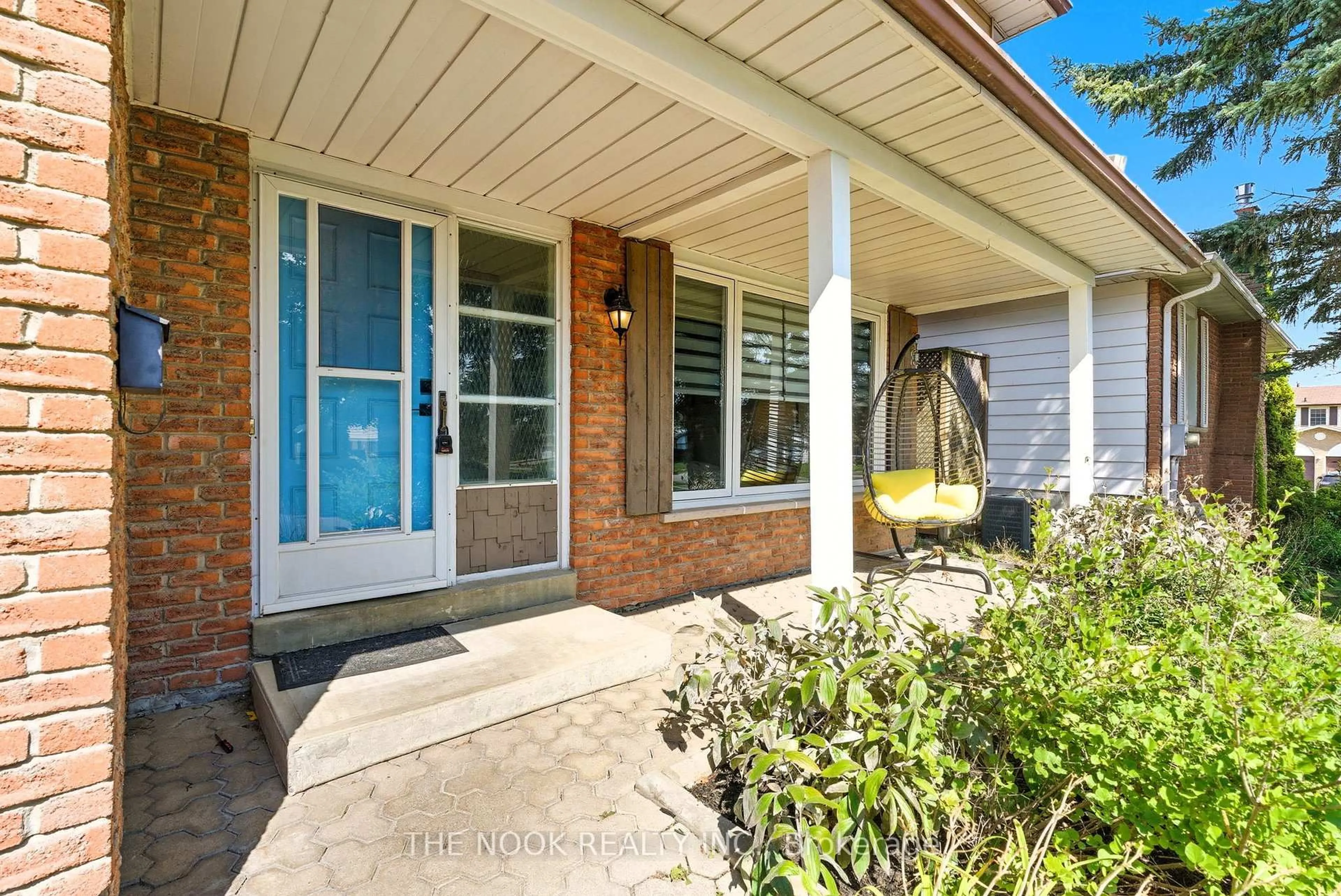 Indoor entryway for 55 Rosalynne Ave, Clarington Ontario L1C 3X7