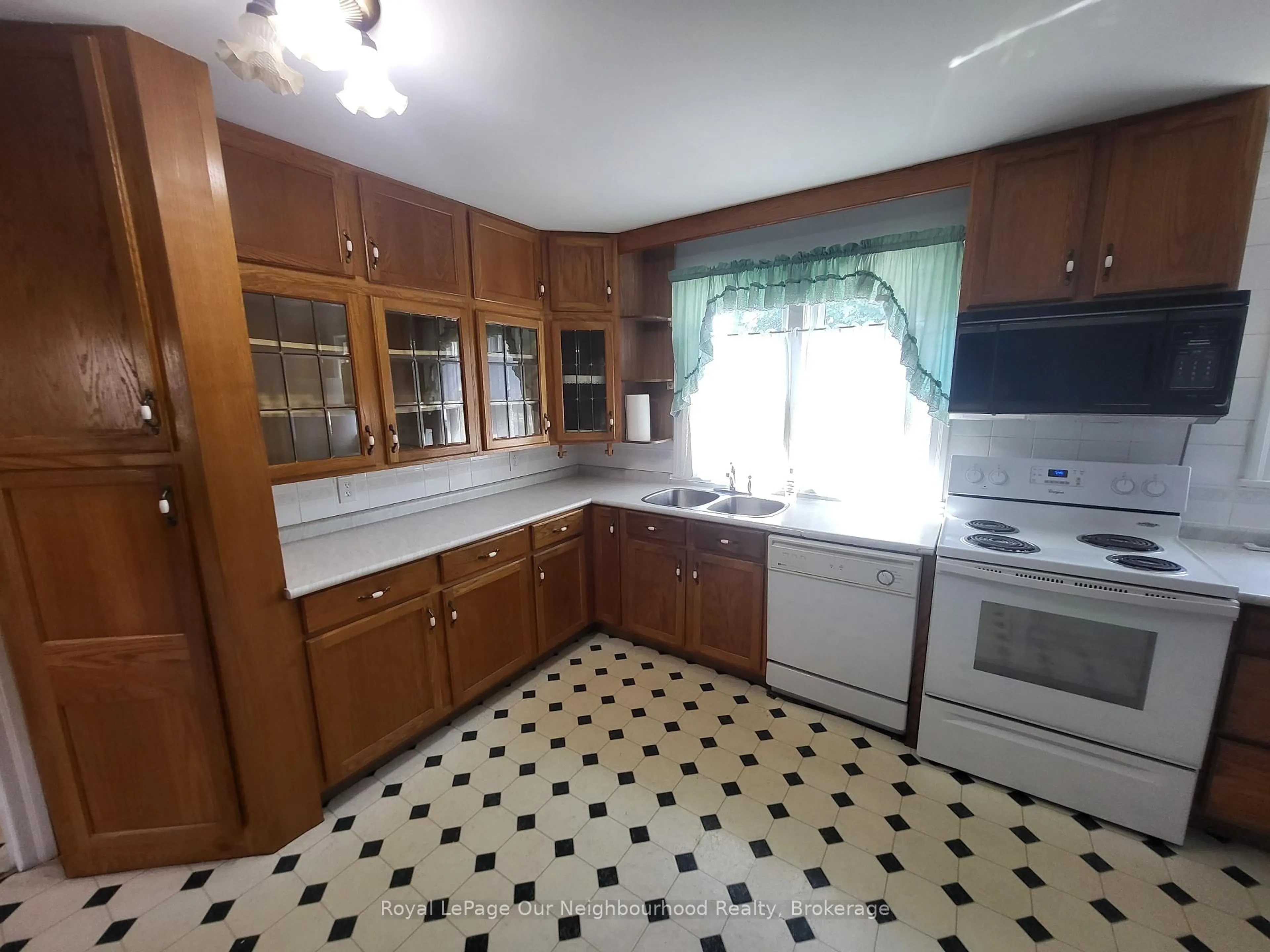 Standard kitchen, ceramic/tile floor for 221 Liberty St, Clarington Ontario L1C 2M6