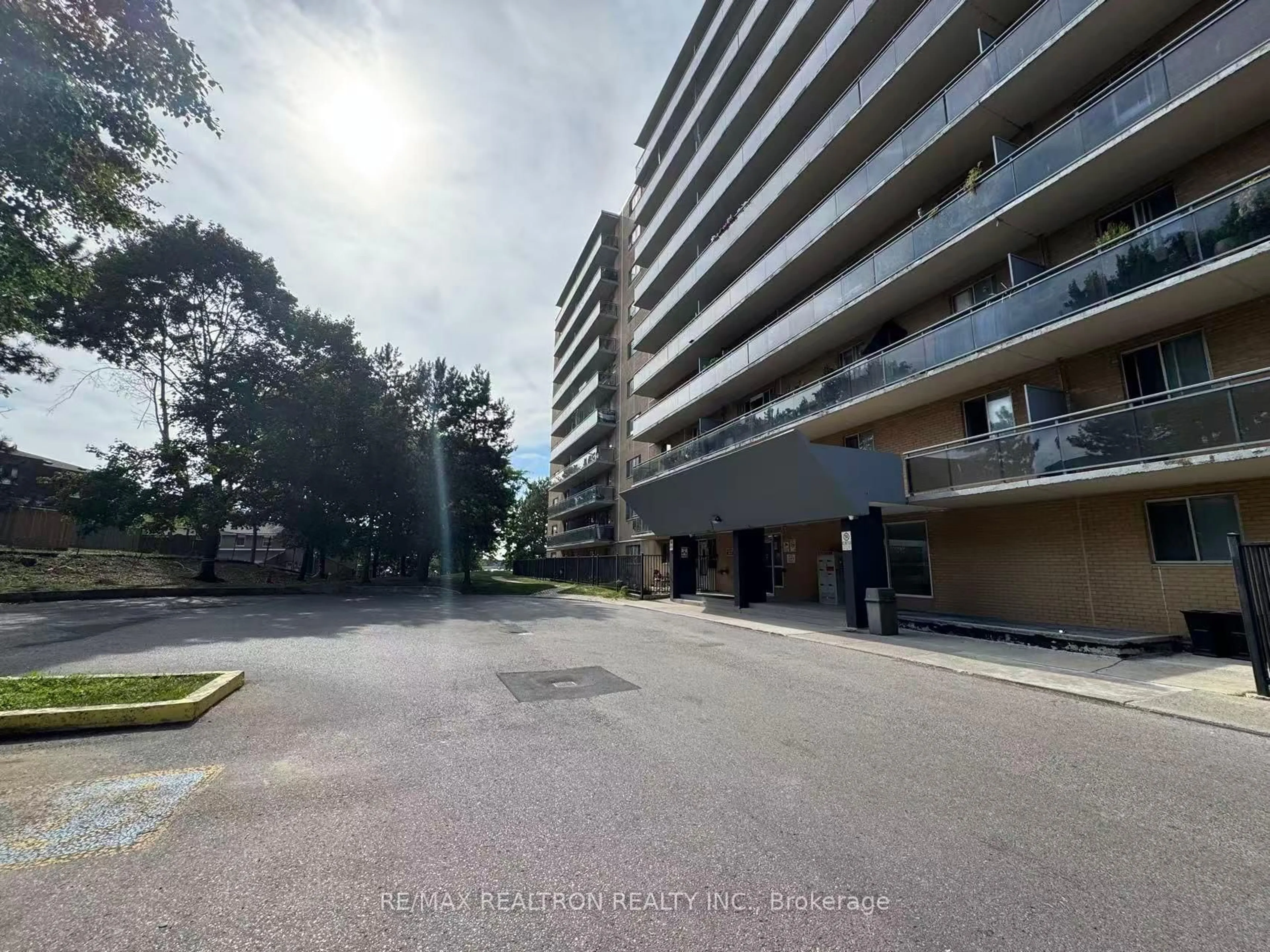 A pic from outside/outdoor area/front of a property/back of a property/a pic from drone, street for 100 Dundalk Dr #909, Toronto Ontario M1P 4V2