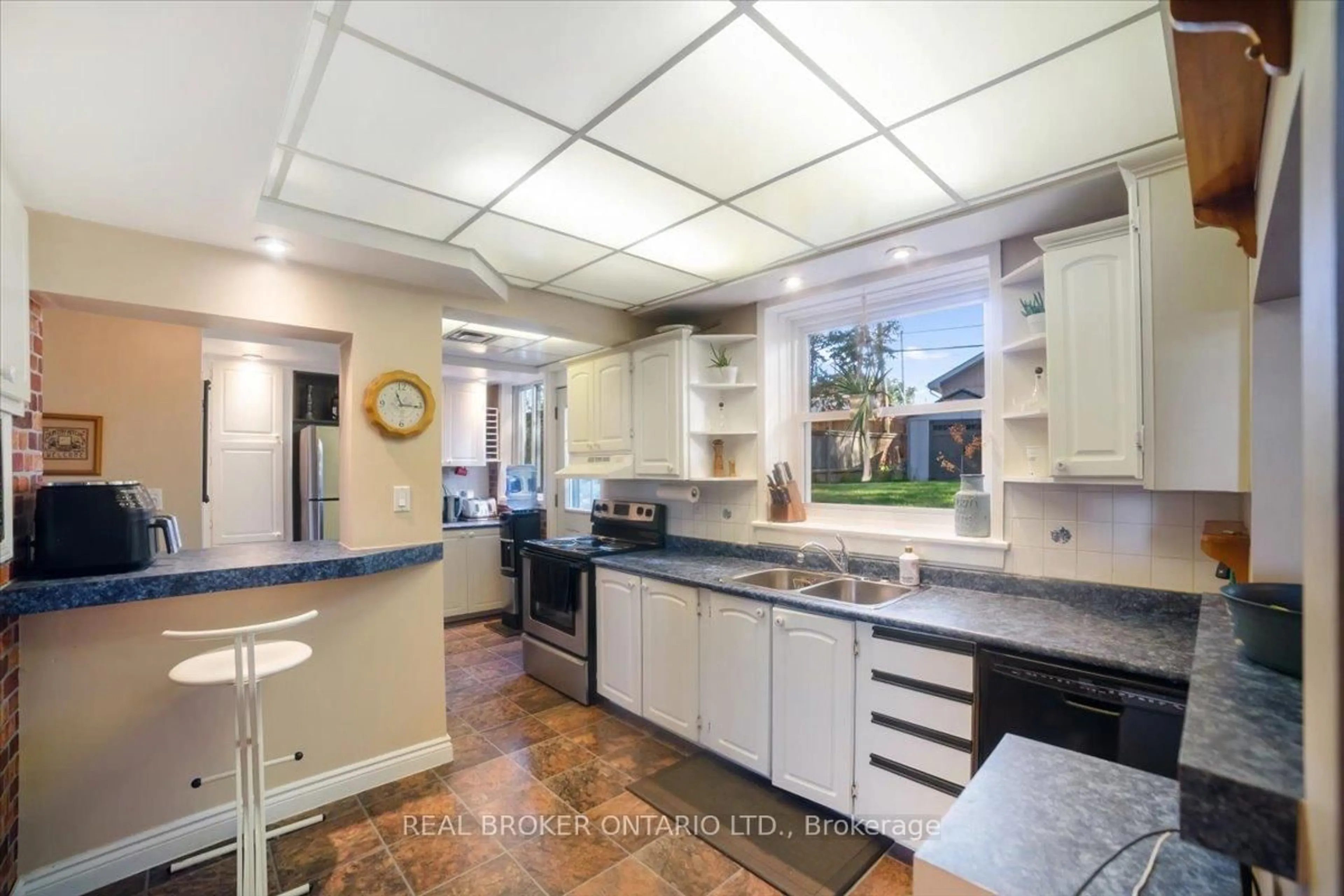 Open concept kitchen, ceramic/tile floor for 931 Bayview Ave, Whitby Ontario L1N 1E2