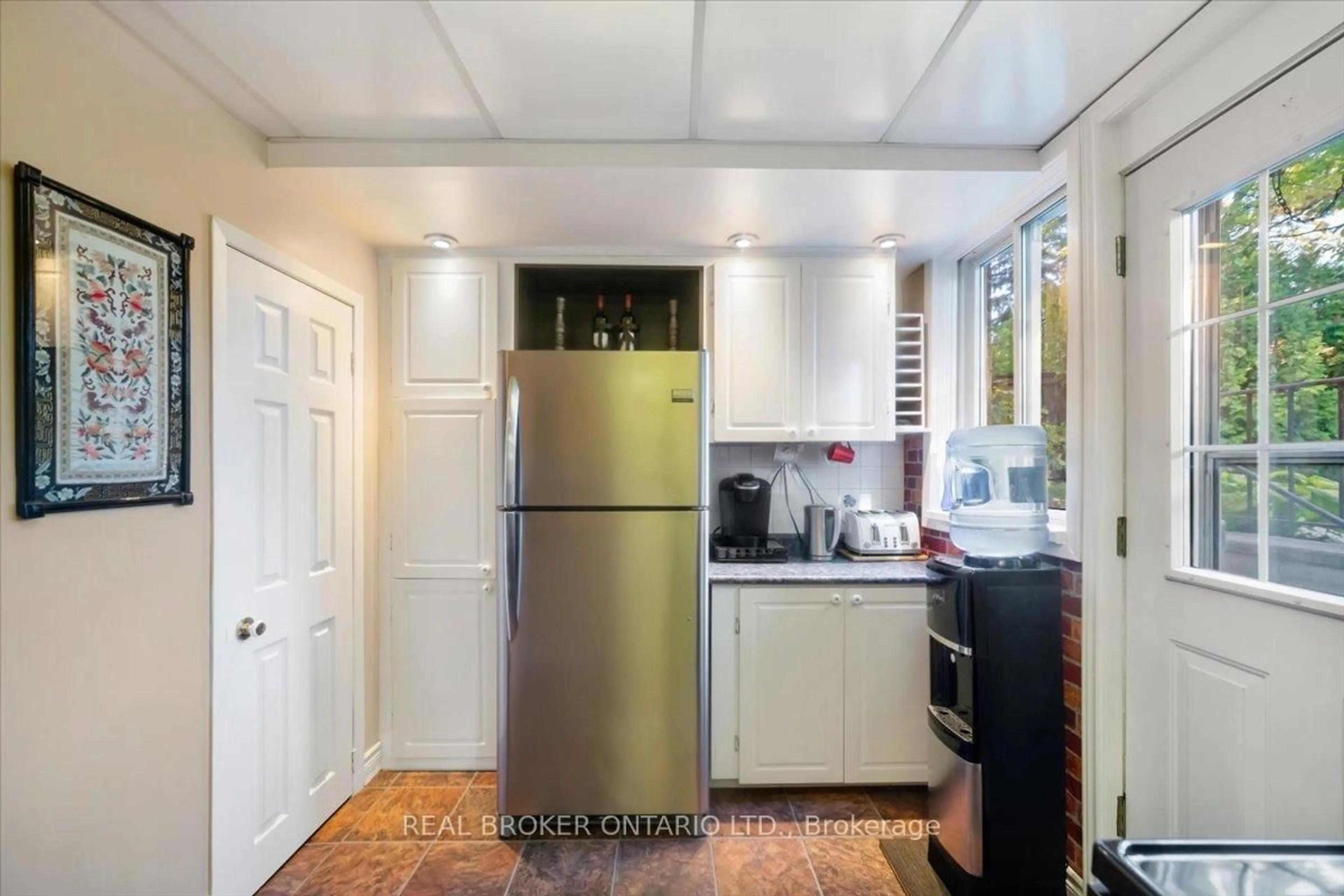 Standard kitchen, ceramic/tile floor for 931 Bayview Ave, Whitby Ontario L1N 1E2