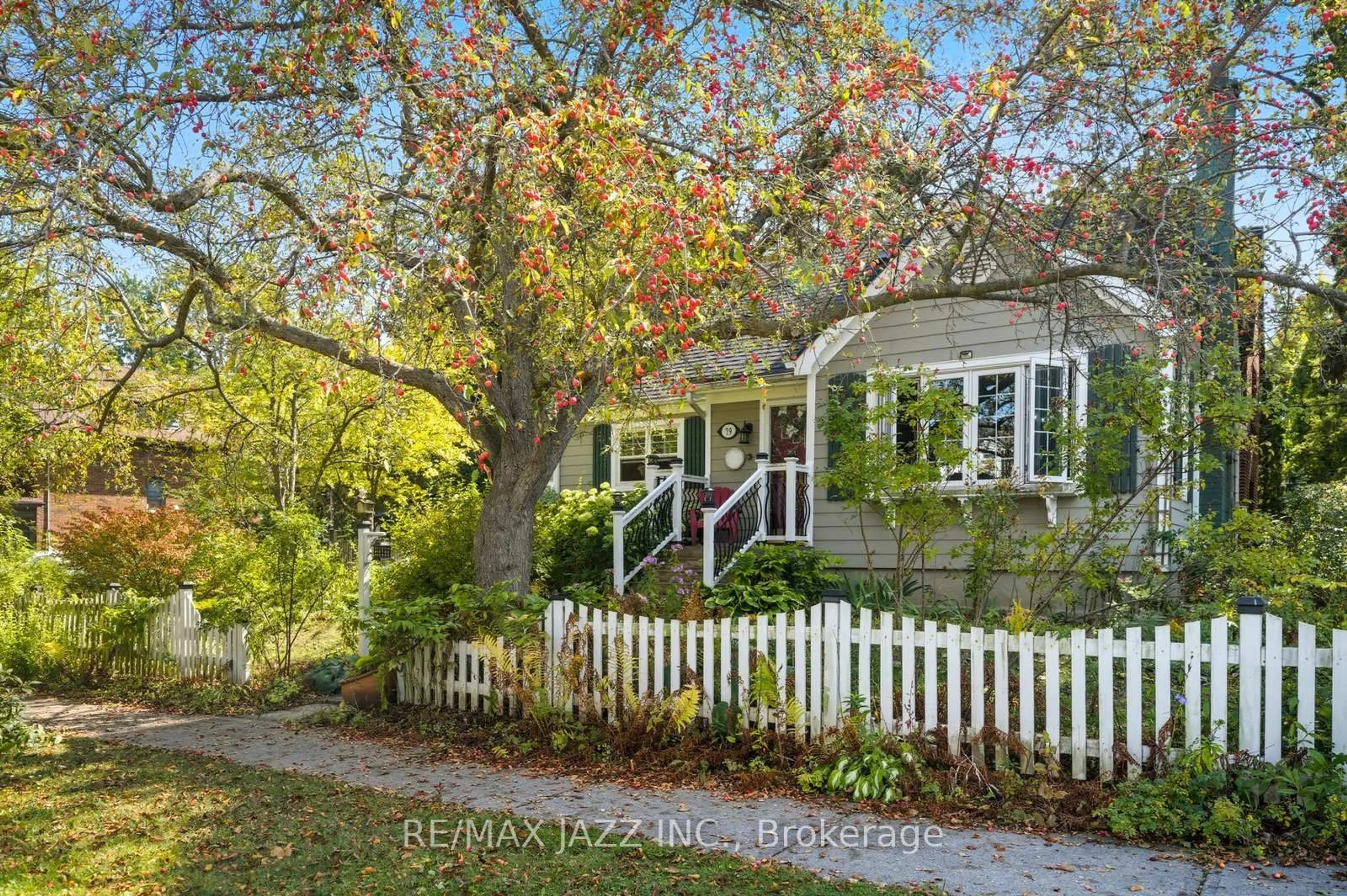 A pic from outside/outdoor area/front of a property/back of a property/a pic from drone, street for 79 Lauder Rd, Oshawa Ontario L1G 2H5
