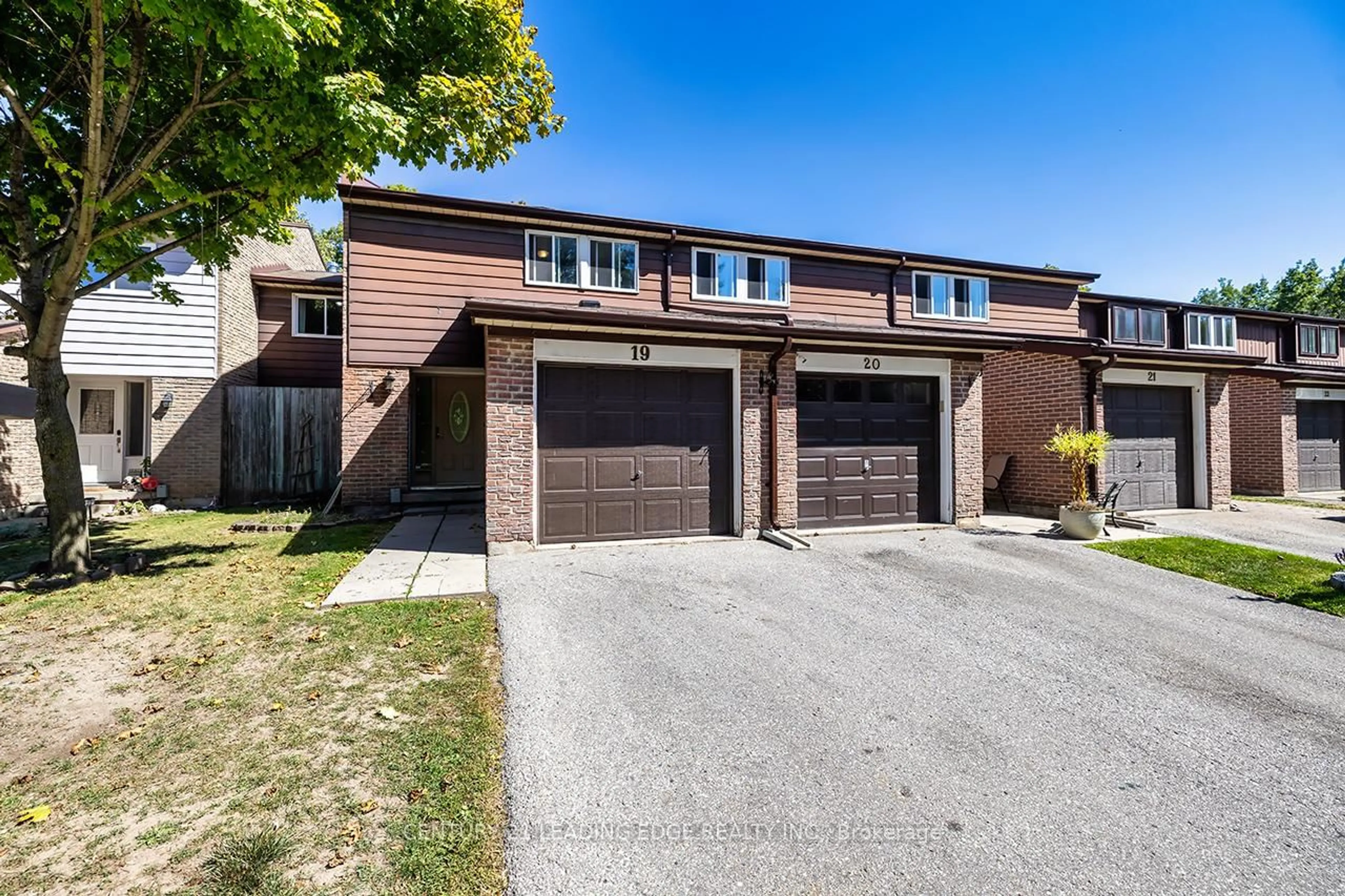 A pic from outside/outdoor area/front of a property/back of a property/a pic from drone, street for 350 Camelot Crt #19, Oshawa Ontario L1G 6P7