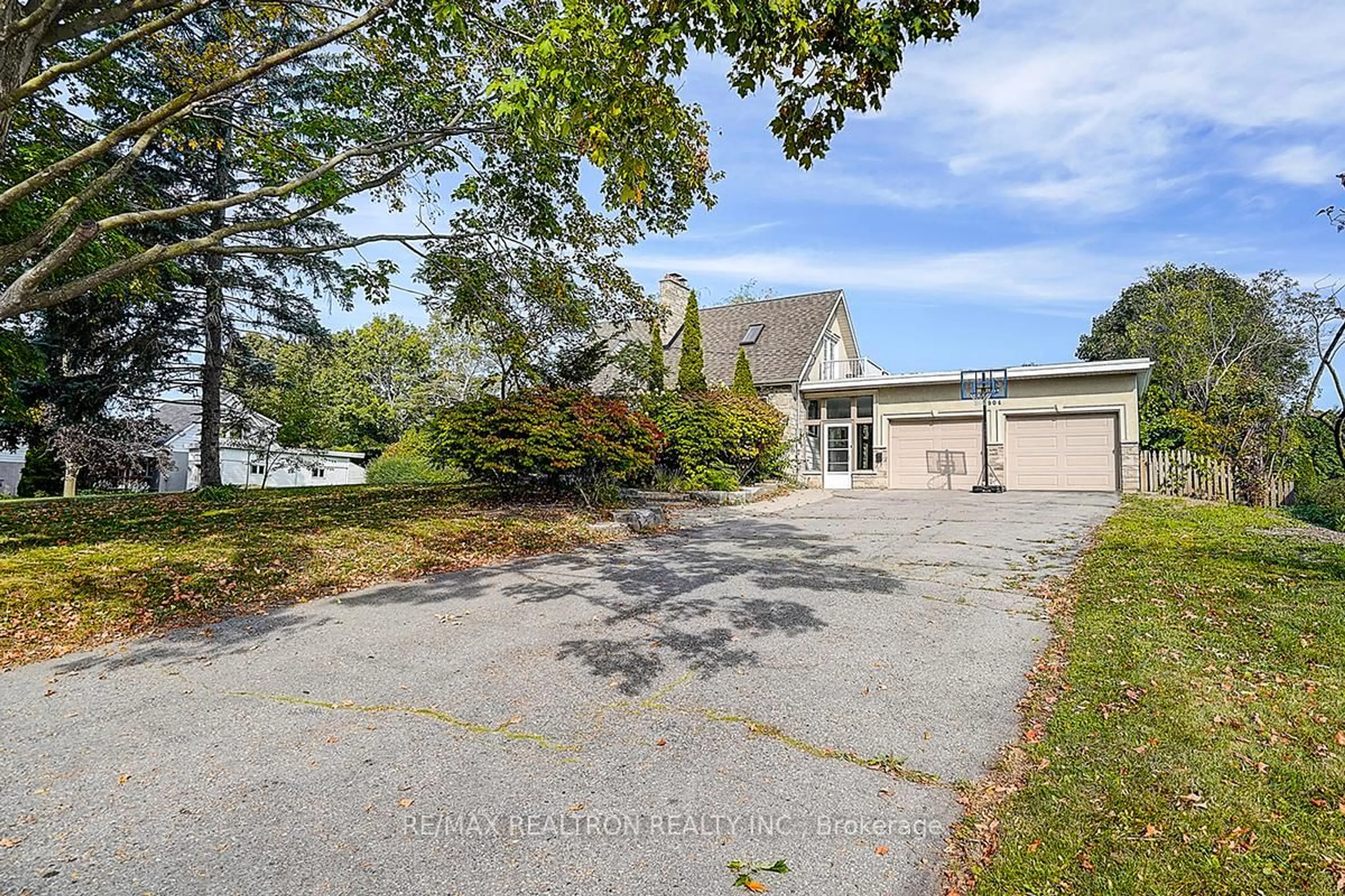 A pic from outside/outdoor area/front of a property/back of a property/a pic from drone, street for 904 Parklane Ave, Oshawa Ontario L1G 1N8