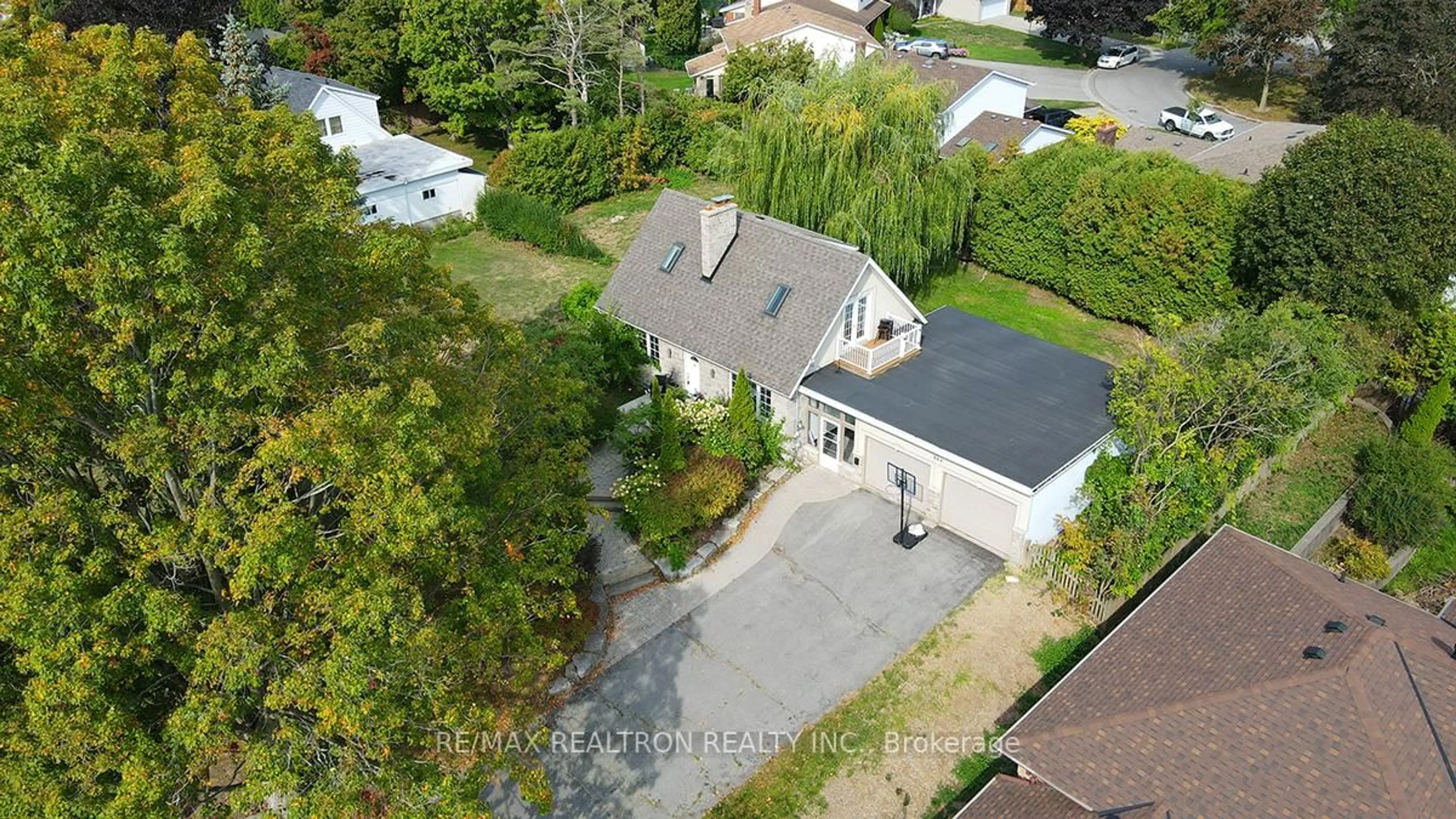 A pic from outside/outdoor area/front of a property/back of a property/a pic from drone, street for 904 Parklane Ave, Oshawa Ontario L1G 1N8