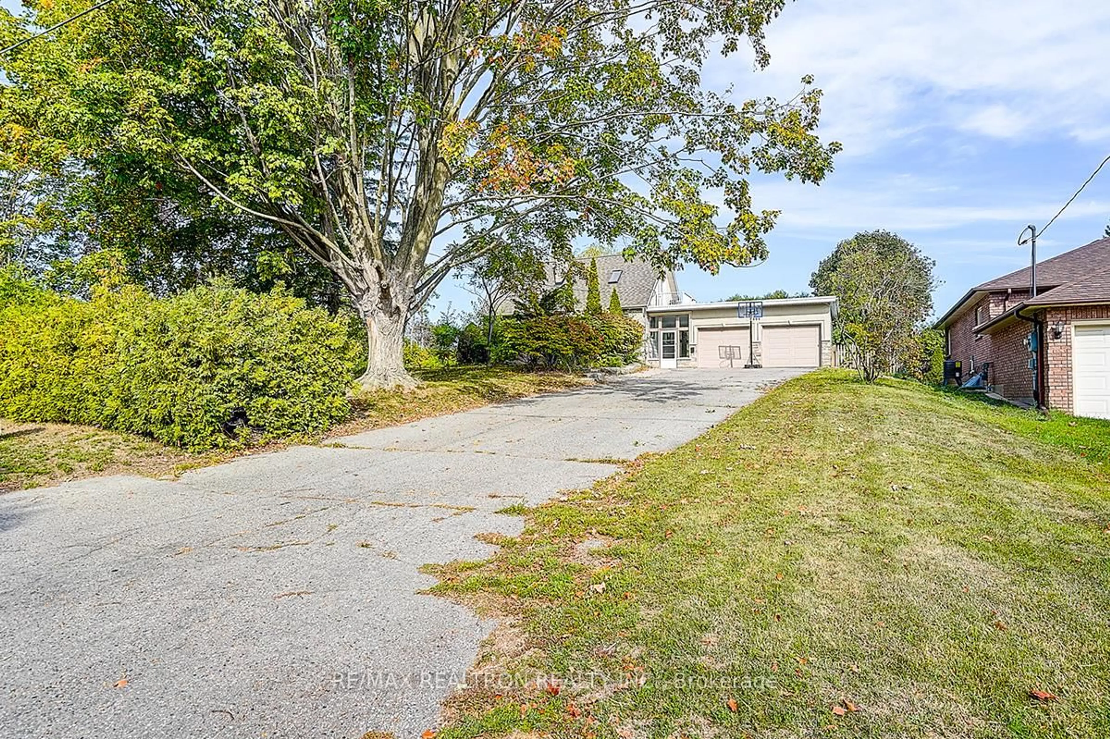 A pic from outside/outdoor area/front of a property/back of a property/a pic from drone, street for 904 Parklane Ave, Oshawa Ontario L1G 1N8