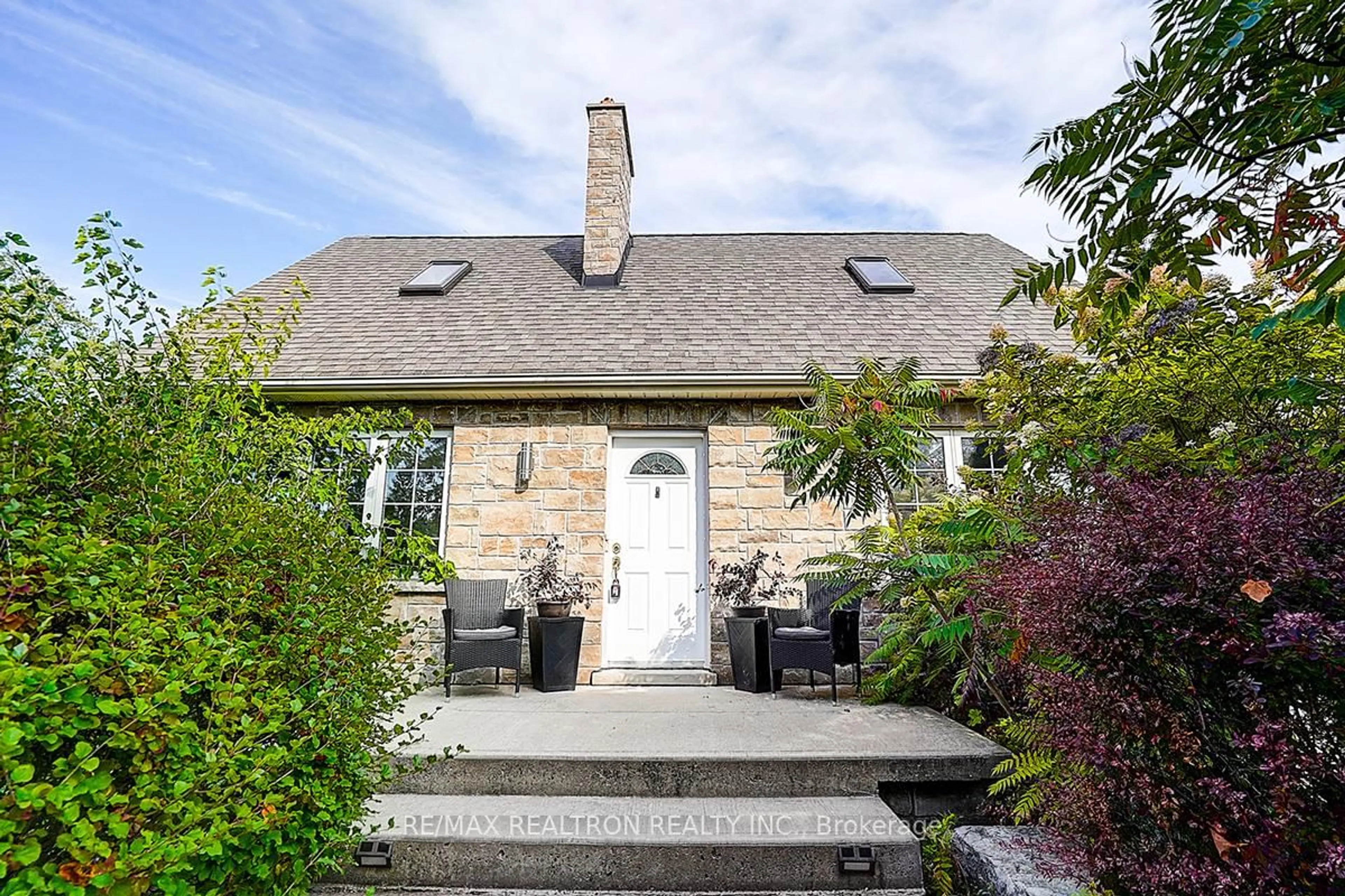 Patio, street for 904 Parklane Ave, Oshawa Ontario L1G 1N8