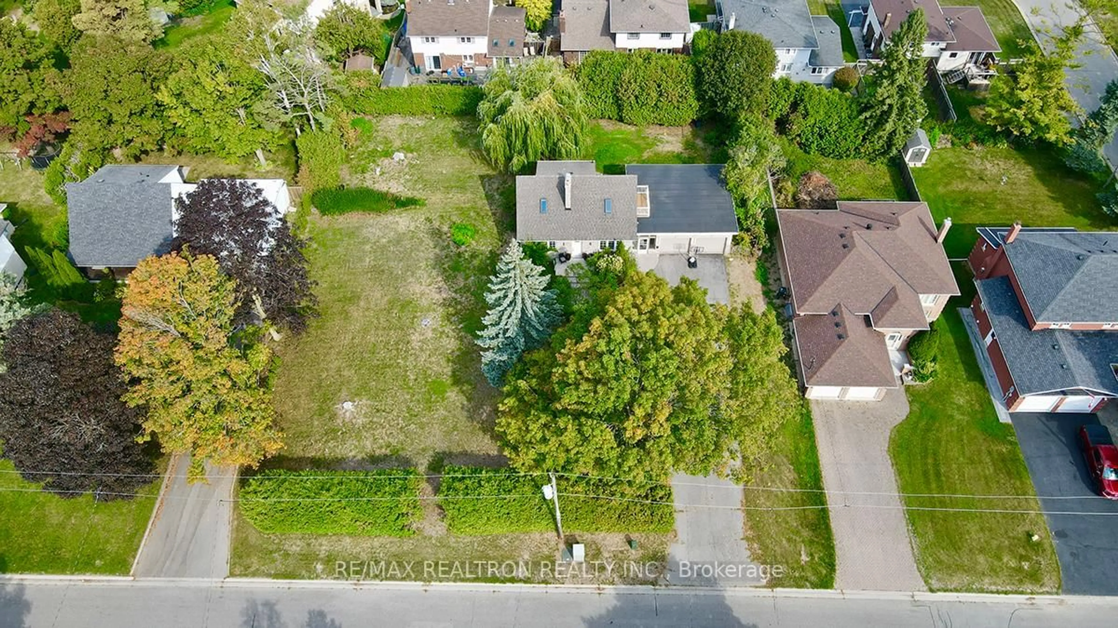 A pic from outside/outdoor area/front of a property/back of a property/a pic from drone, street for 900&904 Parklane Ave, Oshawa Ontario L1G 1N8