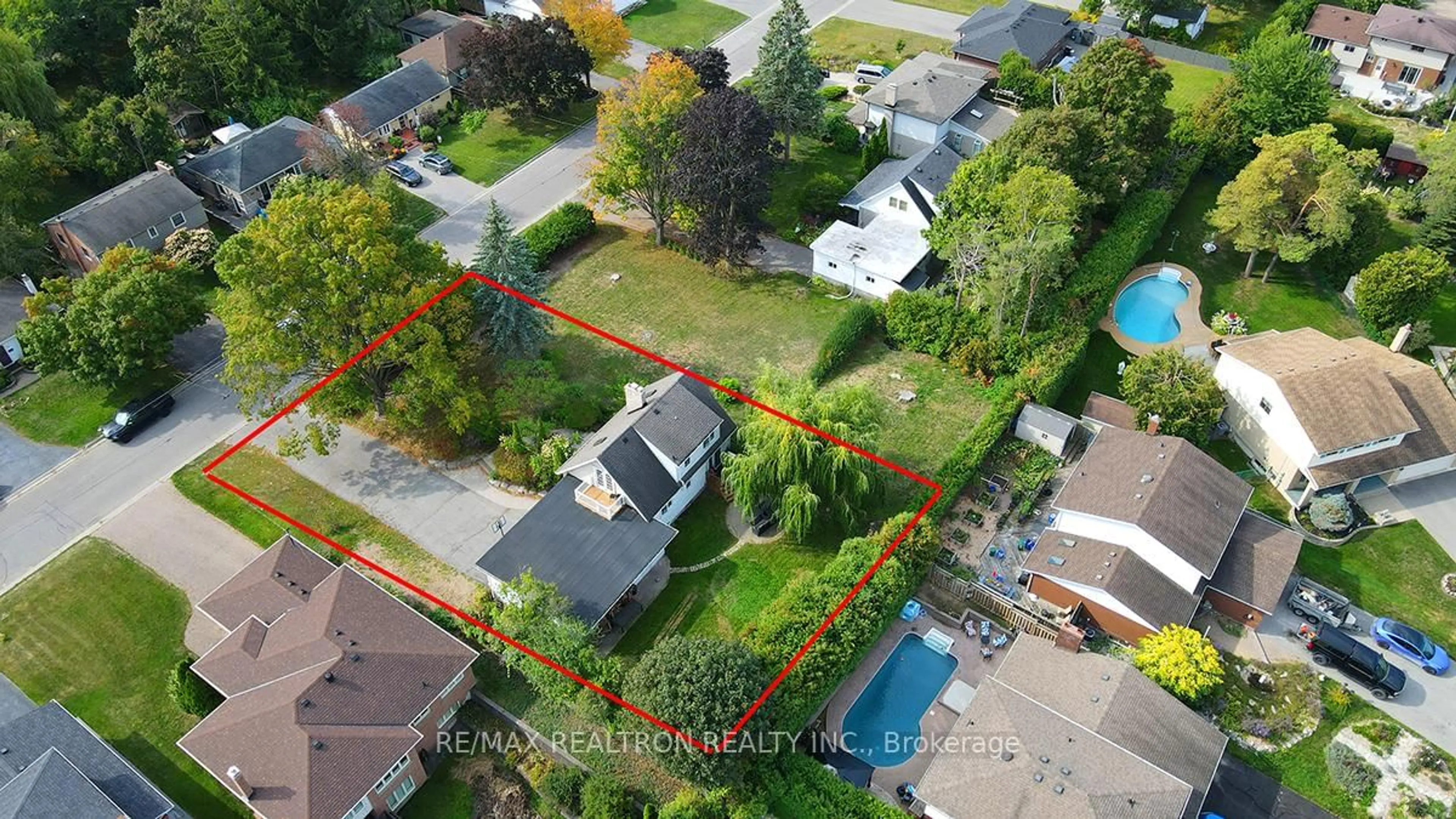 A pic from outside/outdoor area/front of a property/back of a property/a pic from drone, street for 900&904 Parklane Ave, Oshawa Ontario L1G 1N8