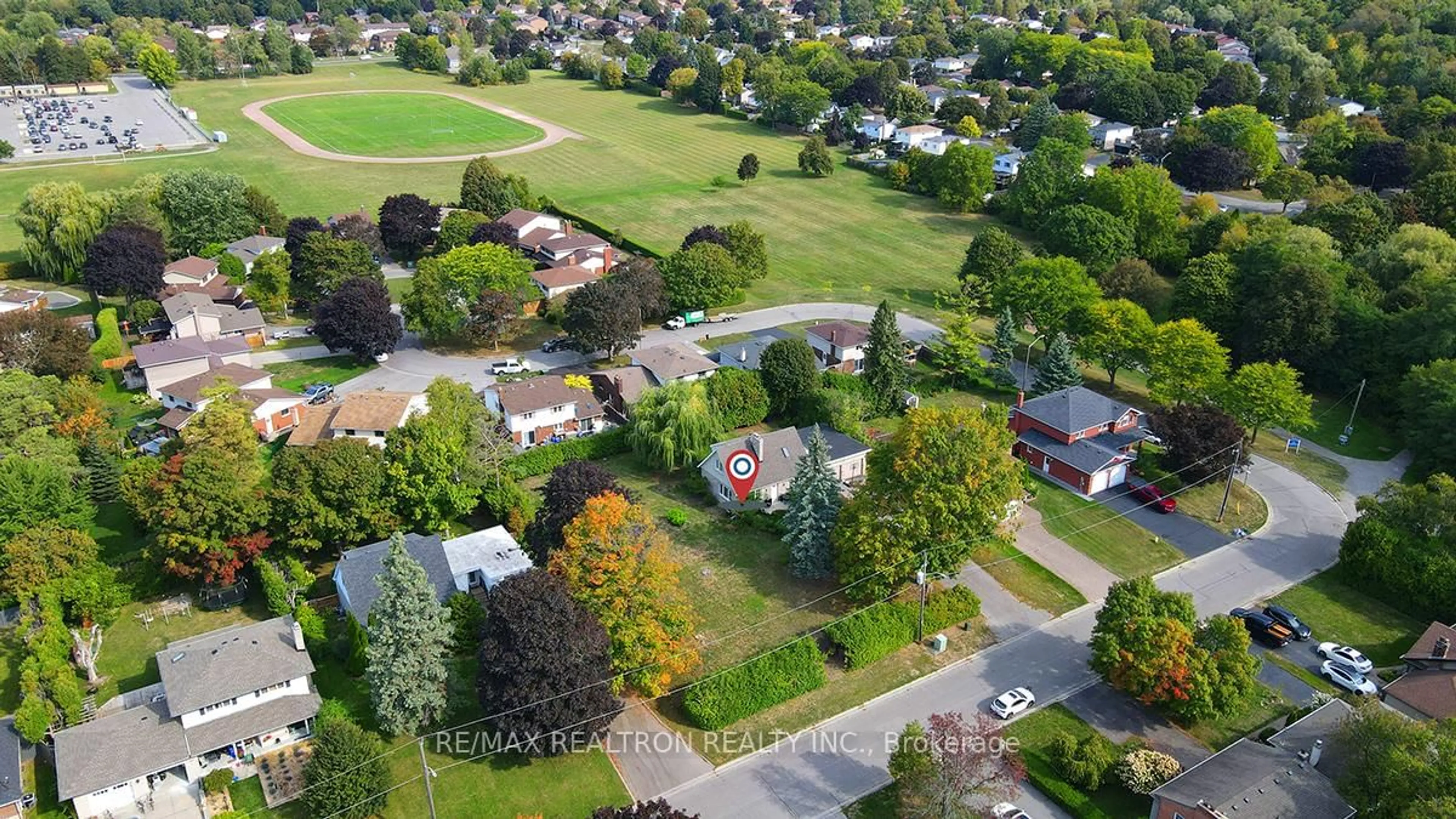 A pic from outside/outdoor area/front of a property/back of a property/a pic from drone, street for 900&904 Parklane Ave, Oshawa Ontario L1G 1N8