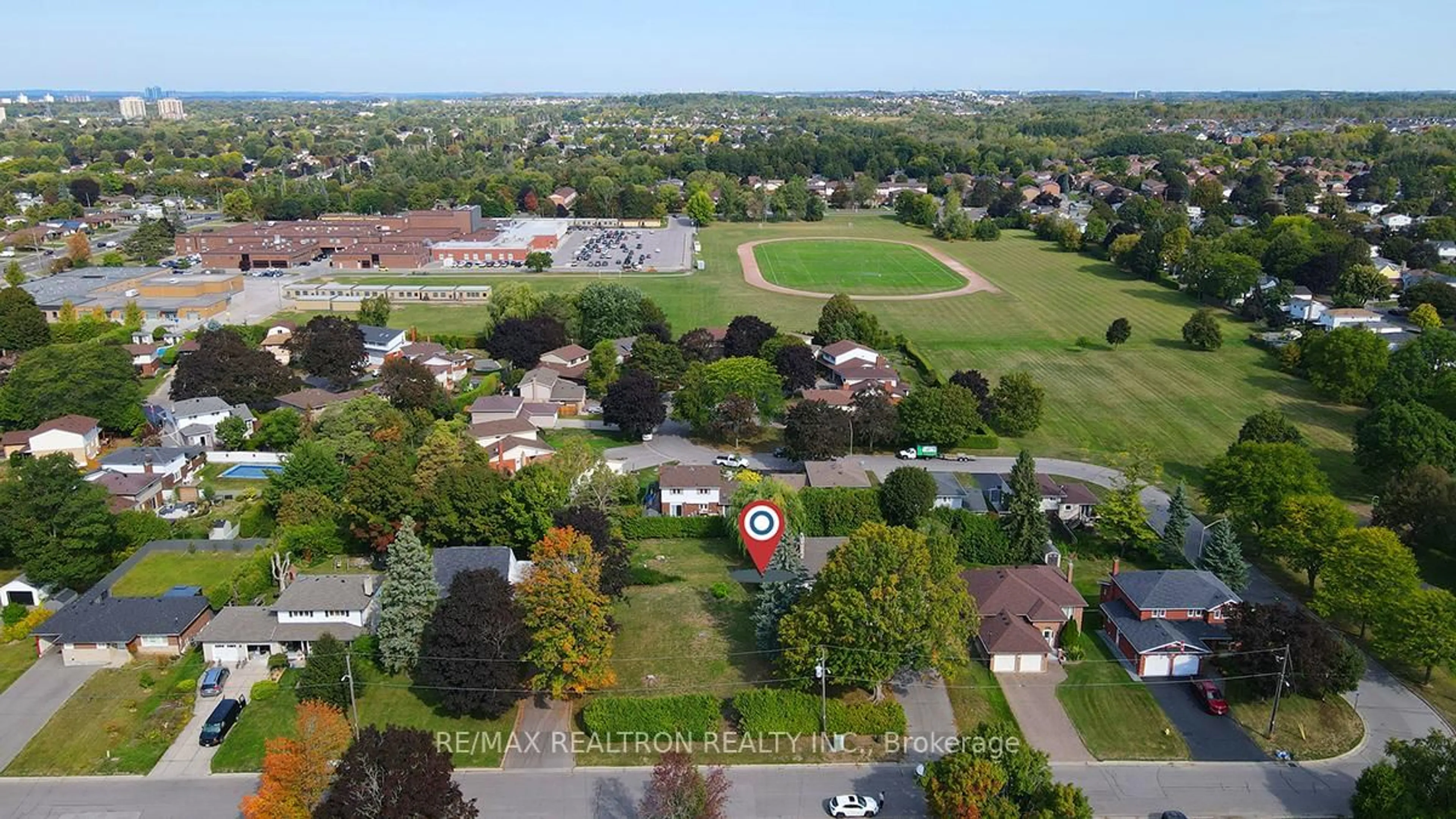 A pic from outside/outdoor area/front of a property/back of a property/a pic from drone, street for 900&904 Parklane Ave, Oshawa Ontario L1G 1N8