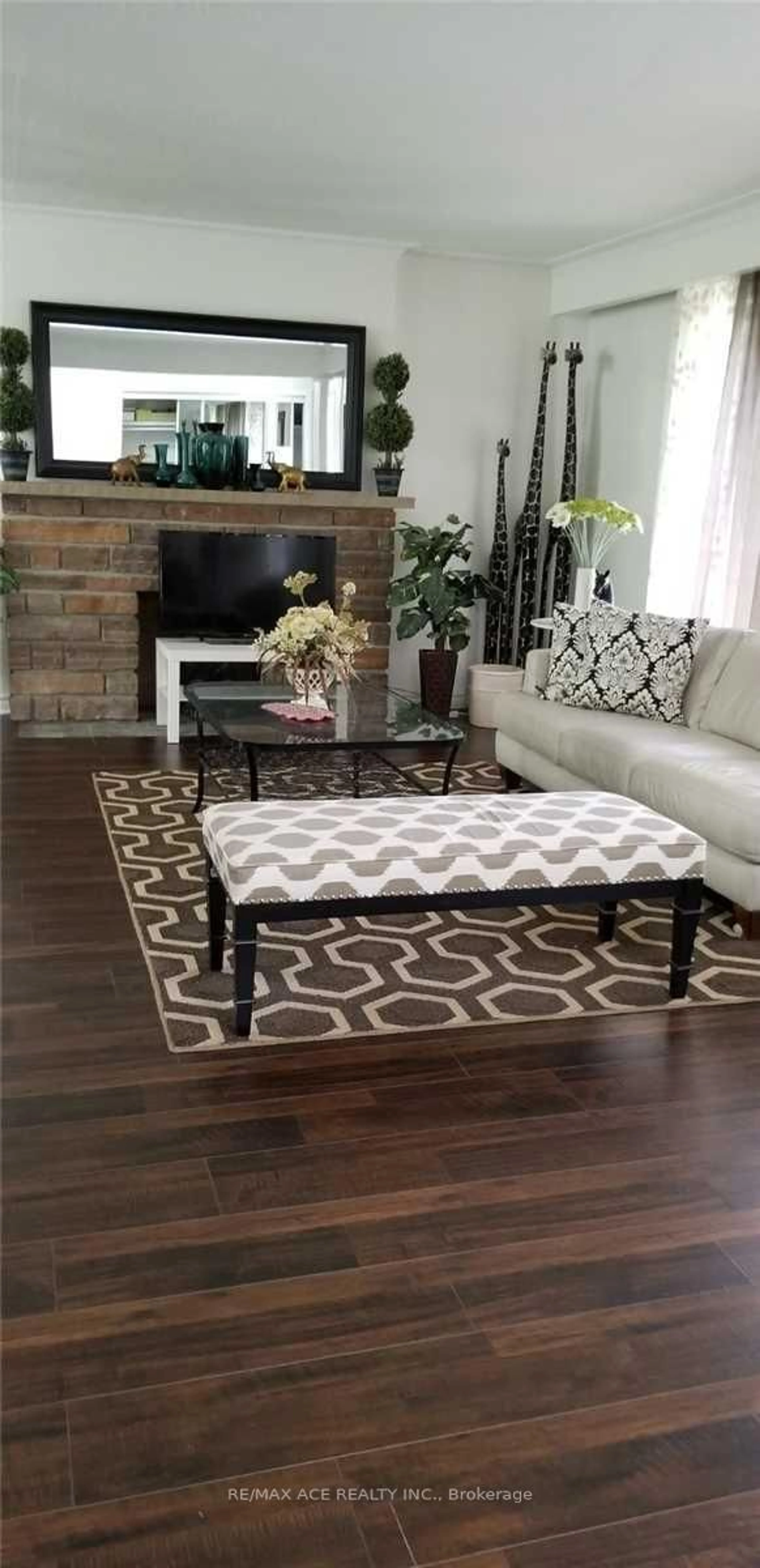 Living room with furniture, unknown for 14 Hillock Pl, Toronto Ontario M1J 2Y7