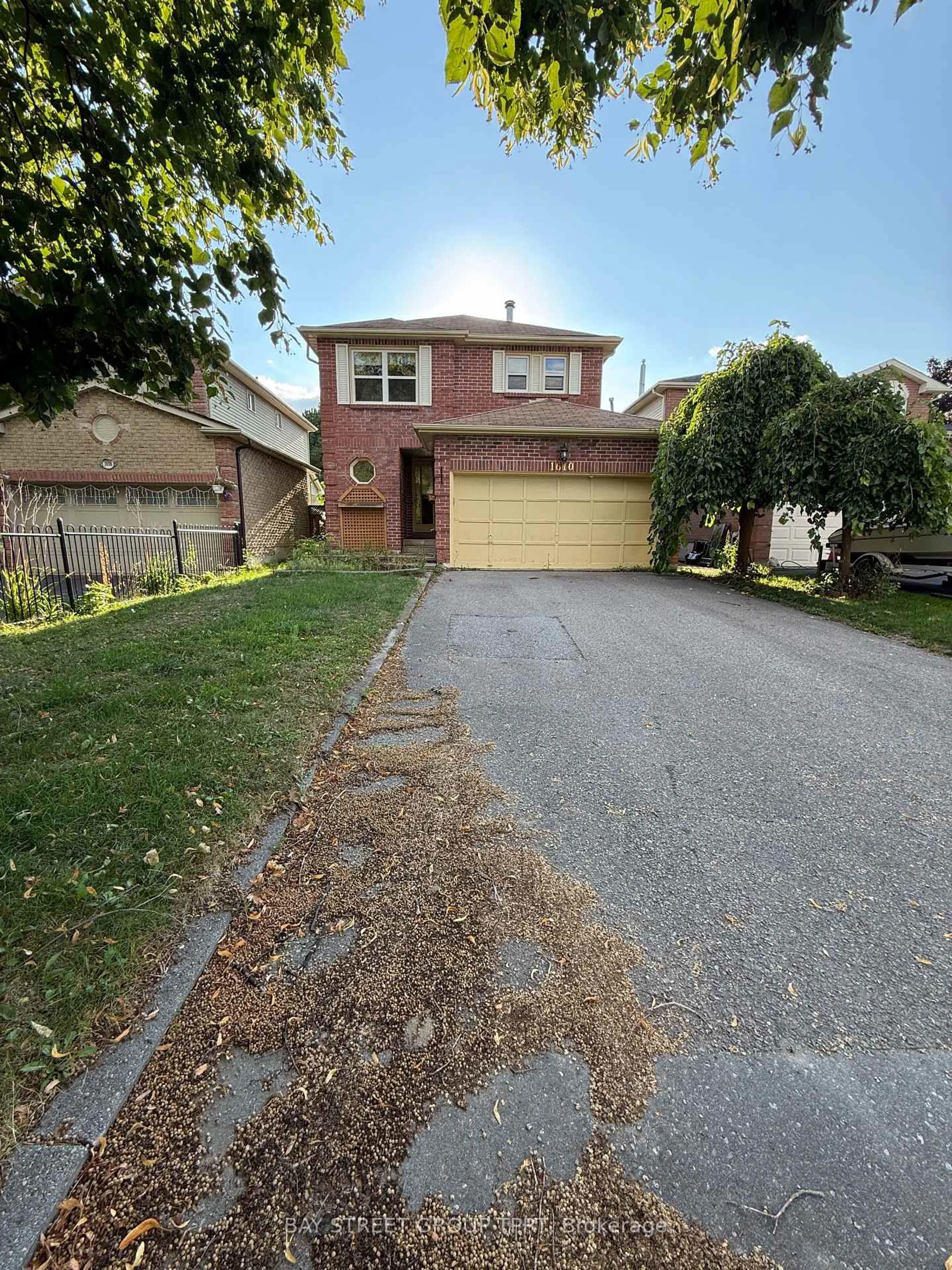 A pic from outside/outdoor area/front of a property/back of a property/a pic from drone, street for 1610 Rawlings Dr, Pickering Ontario L1V 5B5