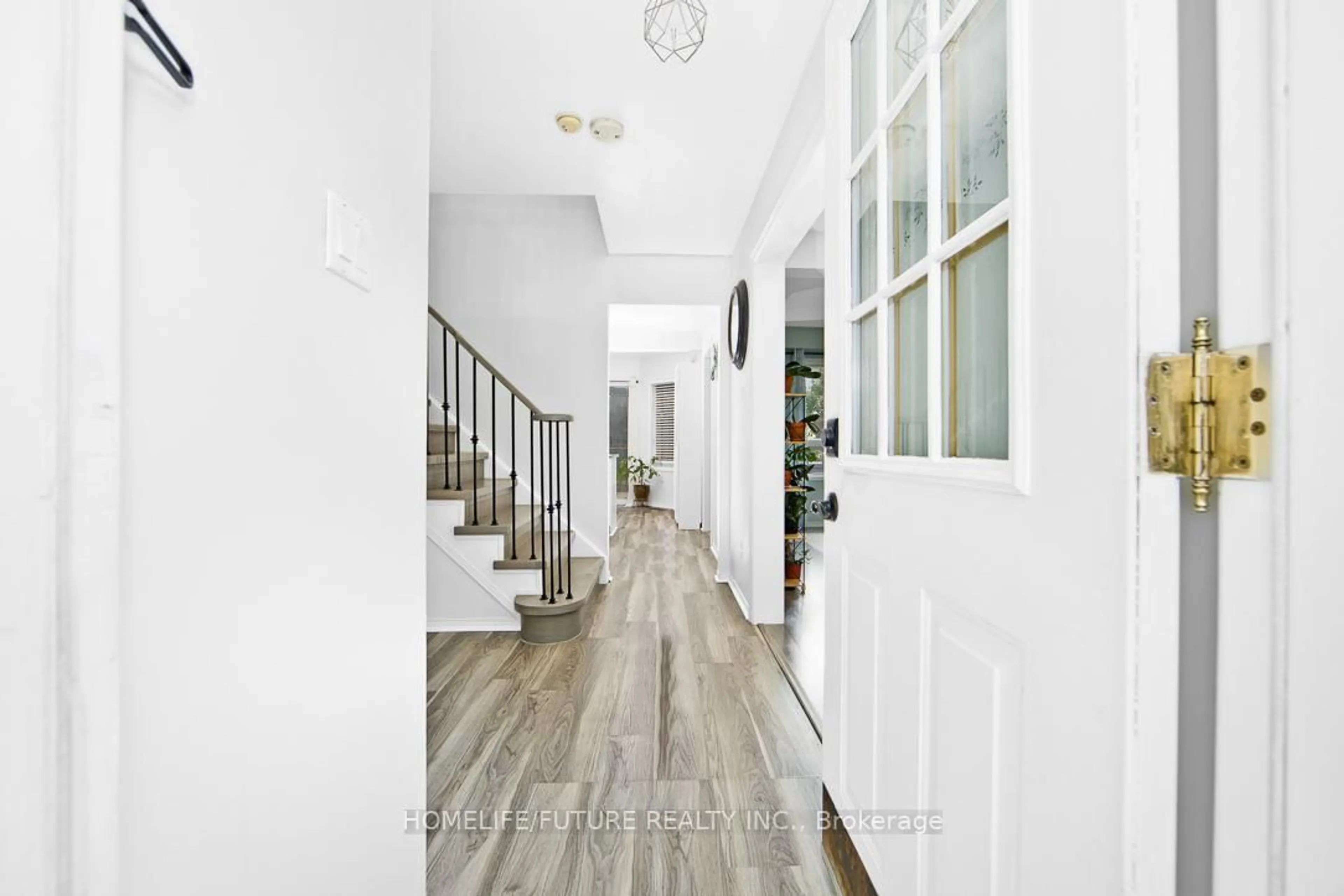 Indoor entryway for 23 Meredith Crt, Clarington Ontario L1E 2V9