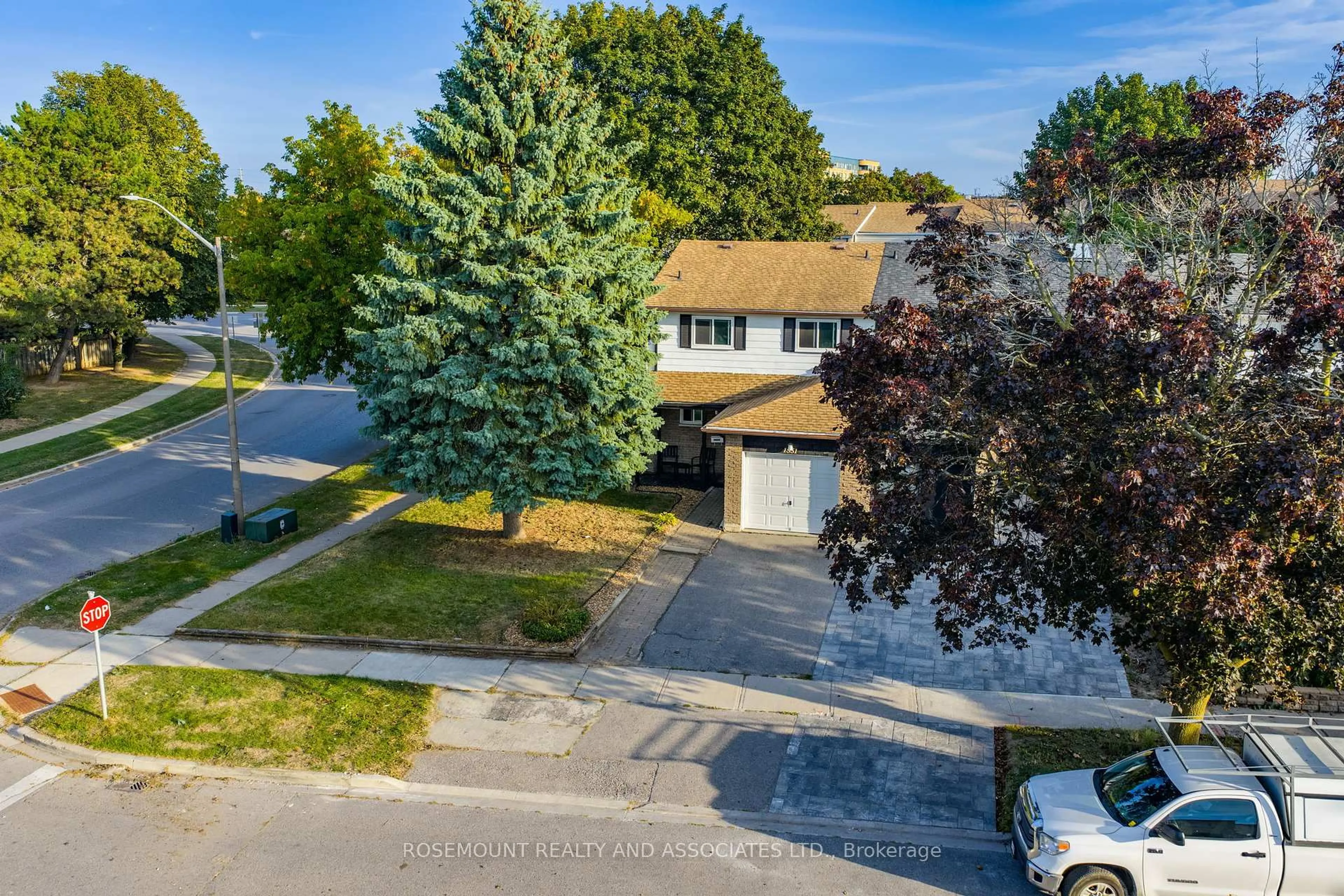 A pic from outside/outdoor area/front of a property/back of a property/a pic from drone, street for 1551 Alwin Circ, Pickering Ontario L1V 2W1