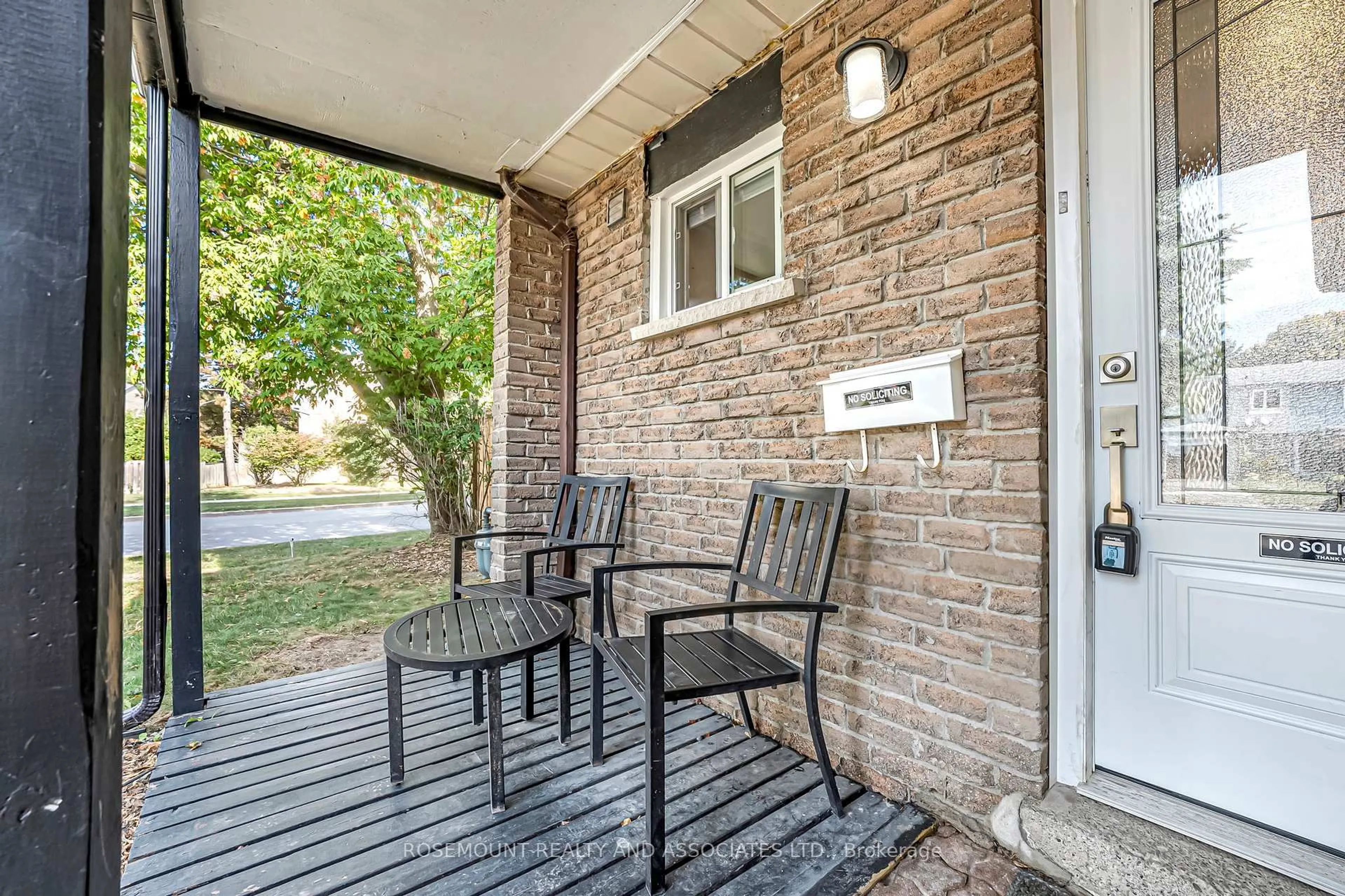 Patio, street for 1551 Alwin Circ, Pickering Ontario L1V 2W1
