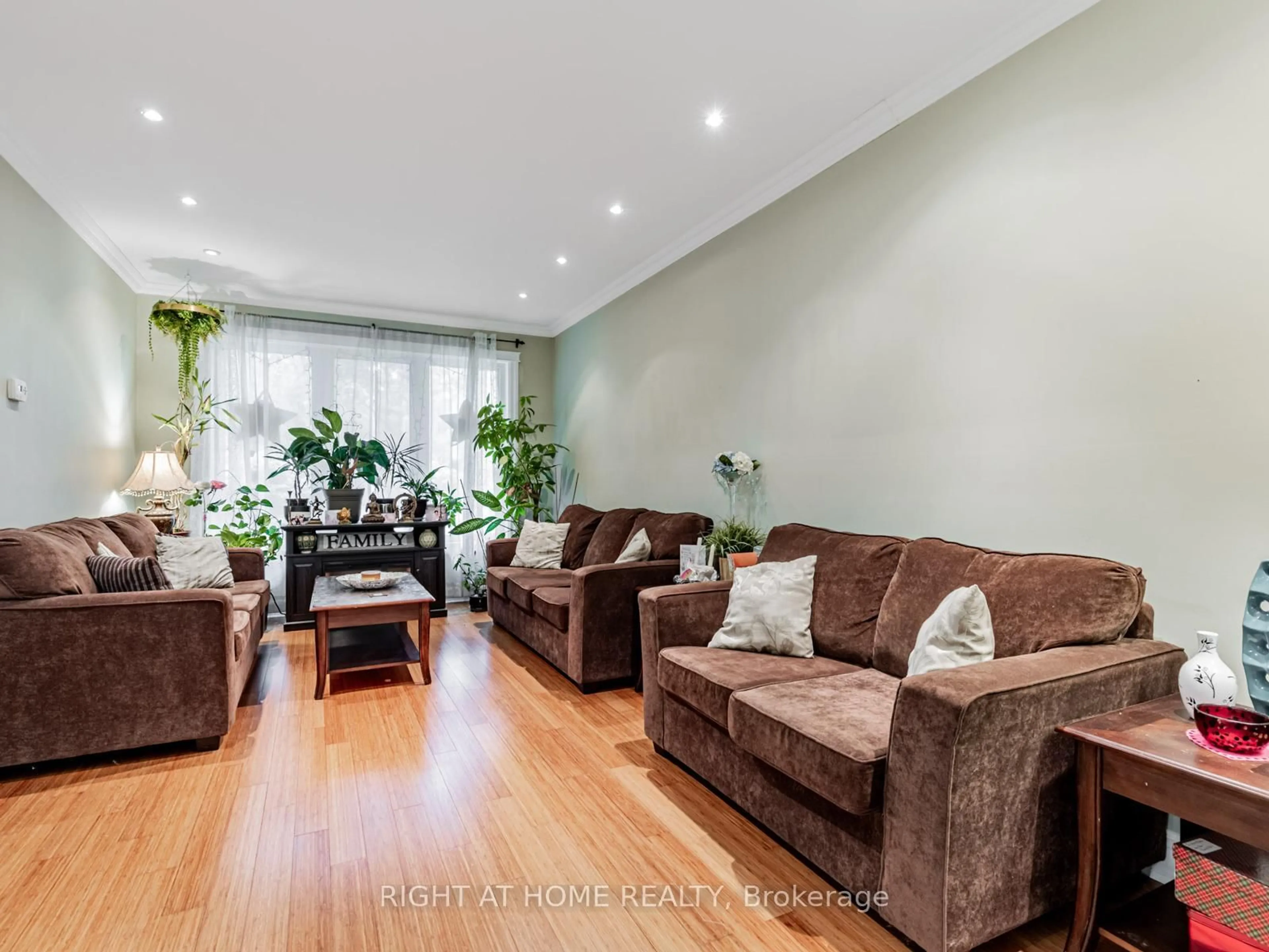 Living room with furniture, wood/laminate floor for 71 Satchell Blvd, Toronto Ontario M1C 3B3