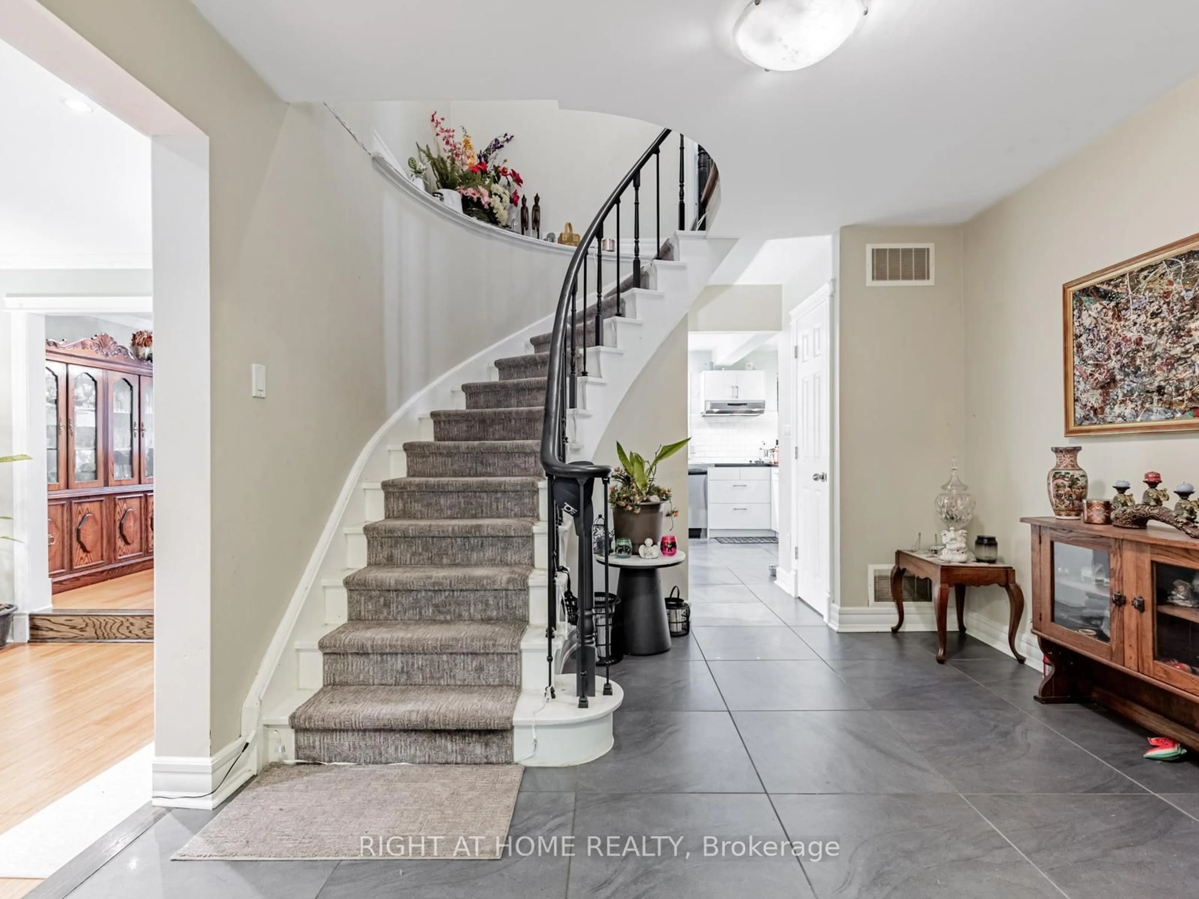 Indoor entryway for 71 Satchell Blvd, Toronto Ontario M1C 3B3
