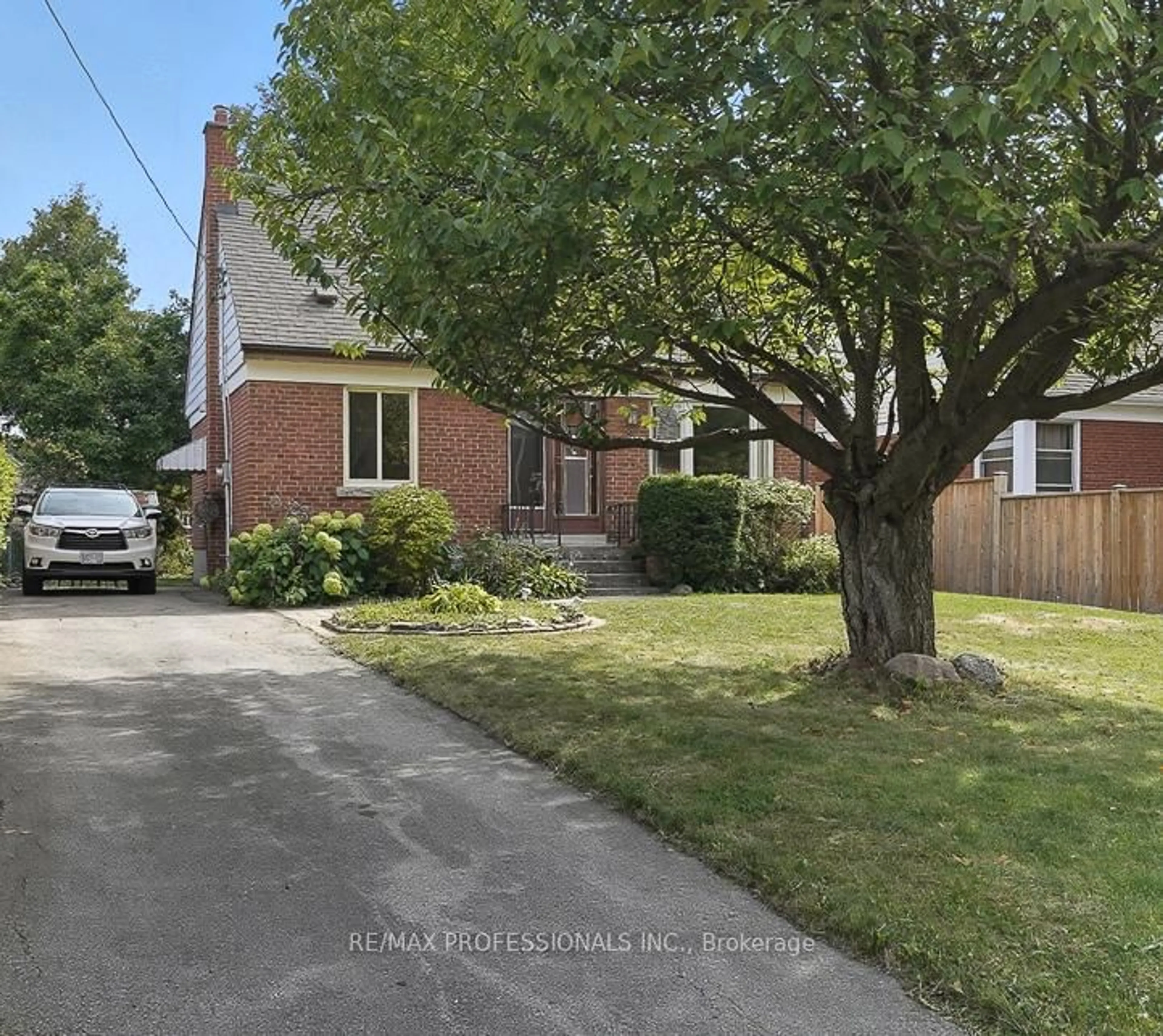 A pic from outside/outdoor area/front of a property/back of a property/a pic from drone, street for 23 Scotswood Rd, Toronto Ontario M1R 3N3