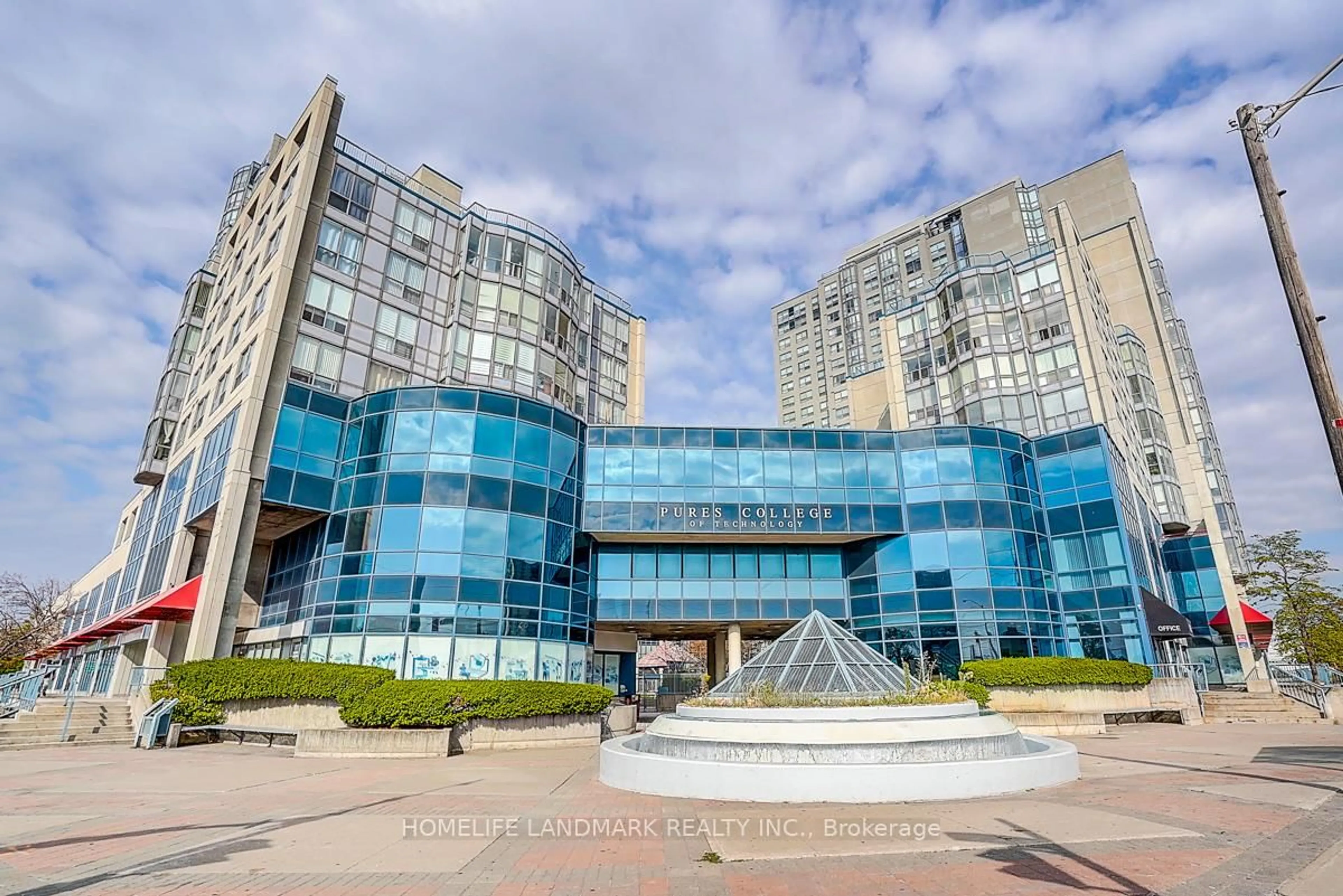Indoor foyer for 2550 Lawrence Ave #915, Toronto Ontario M1P 4Z3